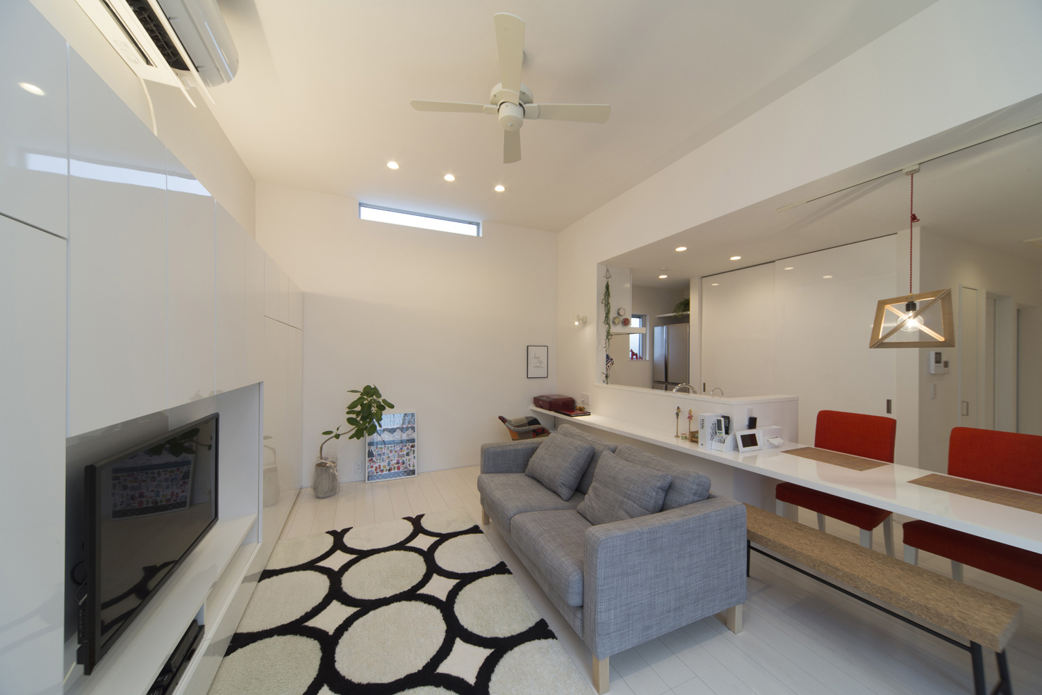 白を中心としたおしゃれでコンパクトなLDK・デザイン住宅 注文住宅・デザイン住宅建築実例_『CASE466 片流れの家』_LDK