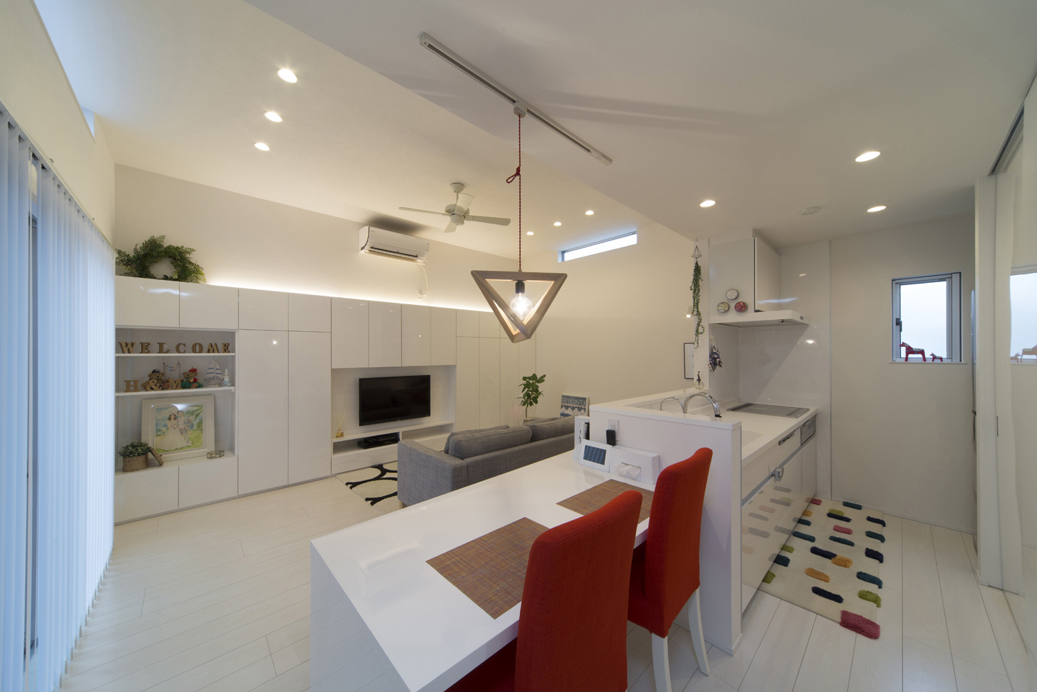 キッチンとダイニングテーブルが一体となったLDK・デザイン住宅 注文住宅・デザイン住宅建築実例_『CASE466 片流れの家』_LDK