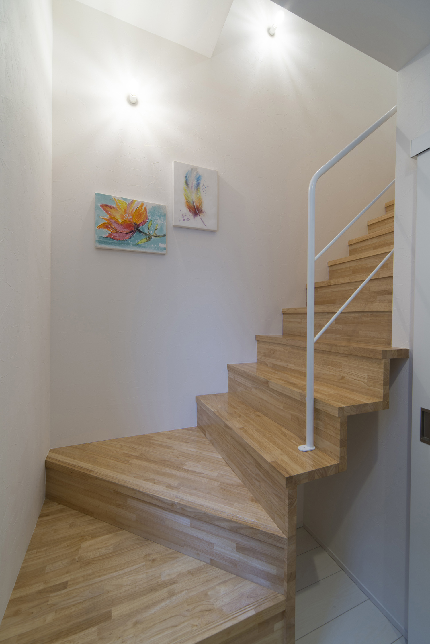 白い手すりが取り付けられた木製の箱型階段・デザイン住宅 注文住宅・デザイン住宅建築実例_『CASE466 片流れの家』_階段