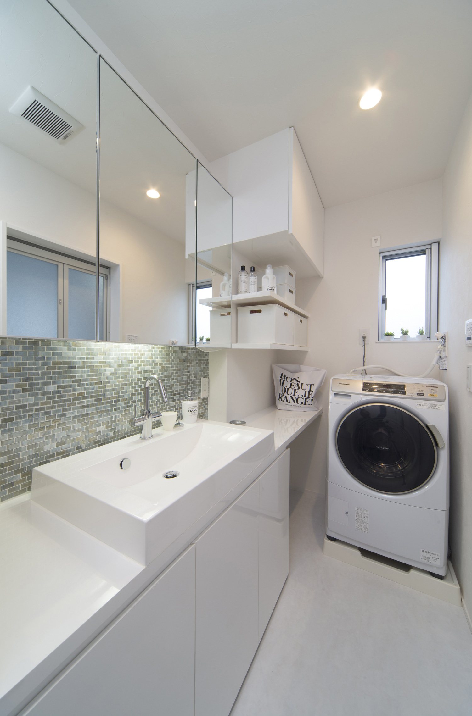 作業スペースや収納棚のある白を基調とした洗面所・デザイン住宅 注文住宅・デザイン住宅建築実例_『CASE466 片流れの家』_浴室・洗面所