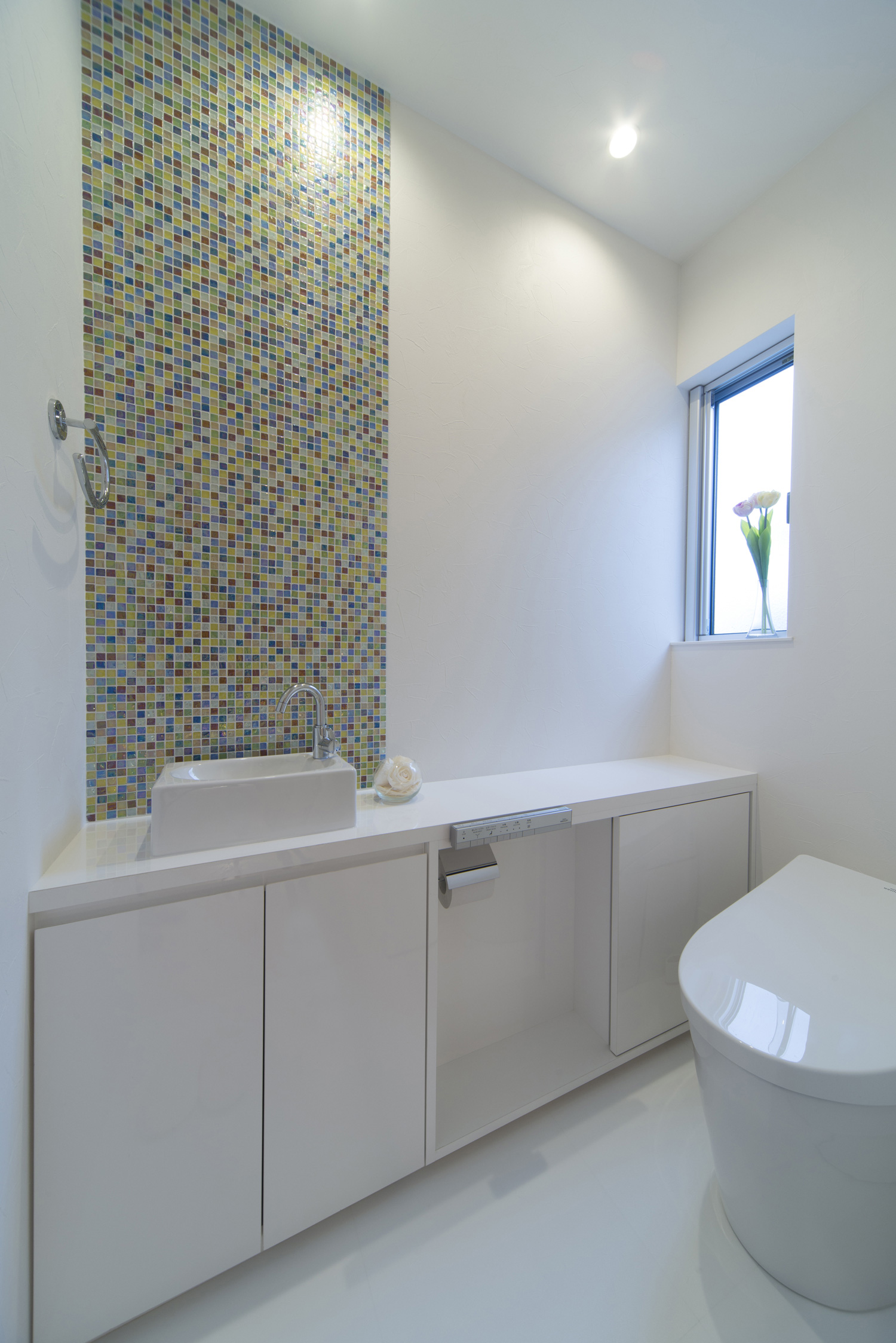 タイルのアクセントや薄型手洗いがあるおしゃれなトイレ・デザイン住宅 注文住宅・デザイン住宅建築実例_『CASE466 片流れの家』_トイレ