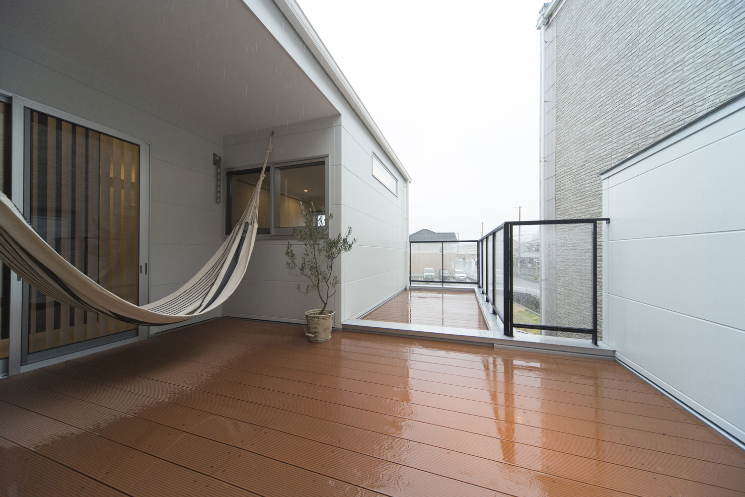 ハンモックがあるウッドデッキのバルコニー・デザイン住宅 注文住宅・デザイン住宅建築実例_『CASE466 片流れの家』_テラス・バルコニー
