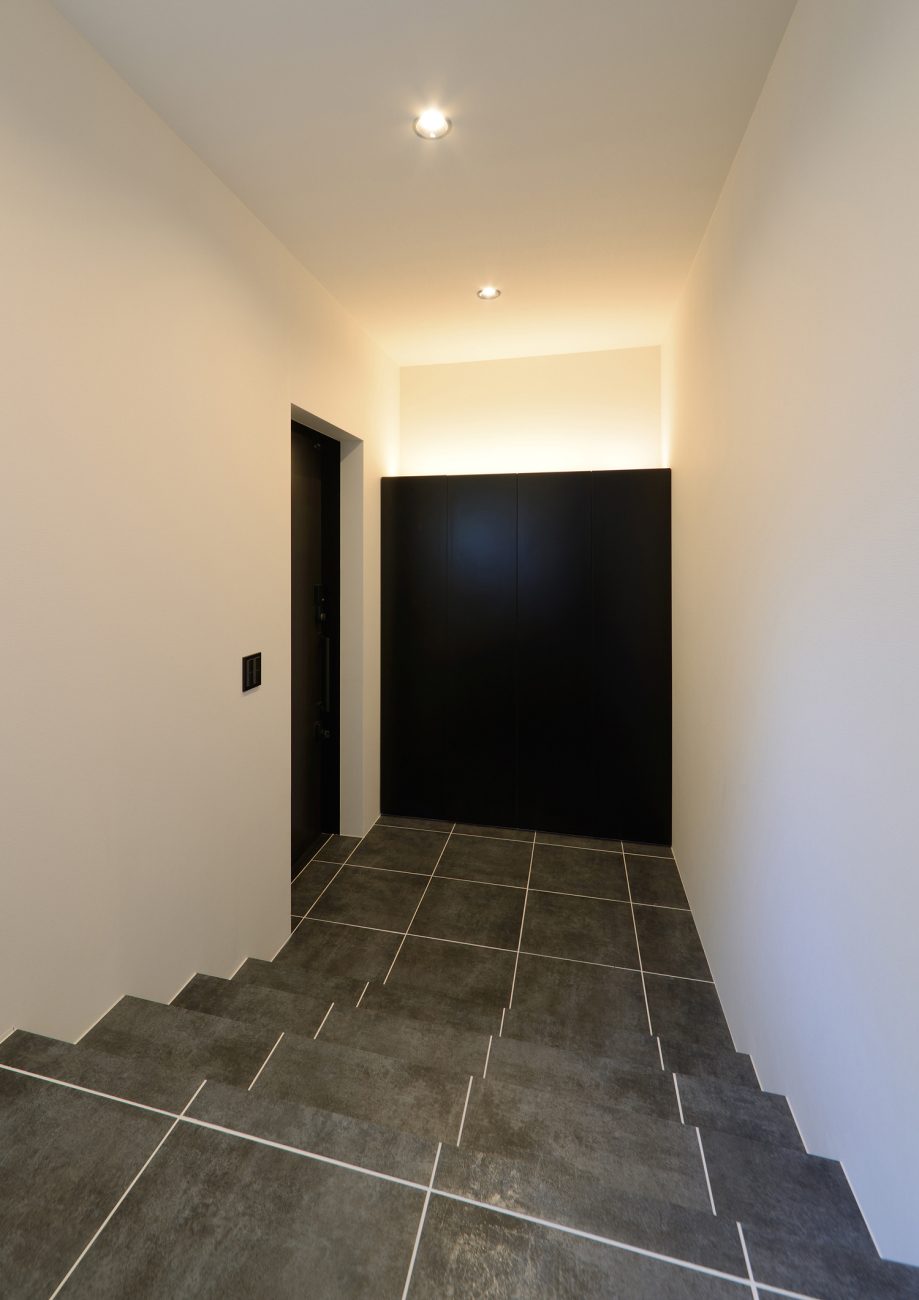 黒い扉付きのシューズボックスがあるモノトーンの玄関・デザイン住宅 注文住宅・デザイン住宅建築実例_『CASE467 color cube』_玄関