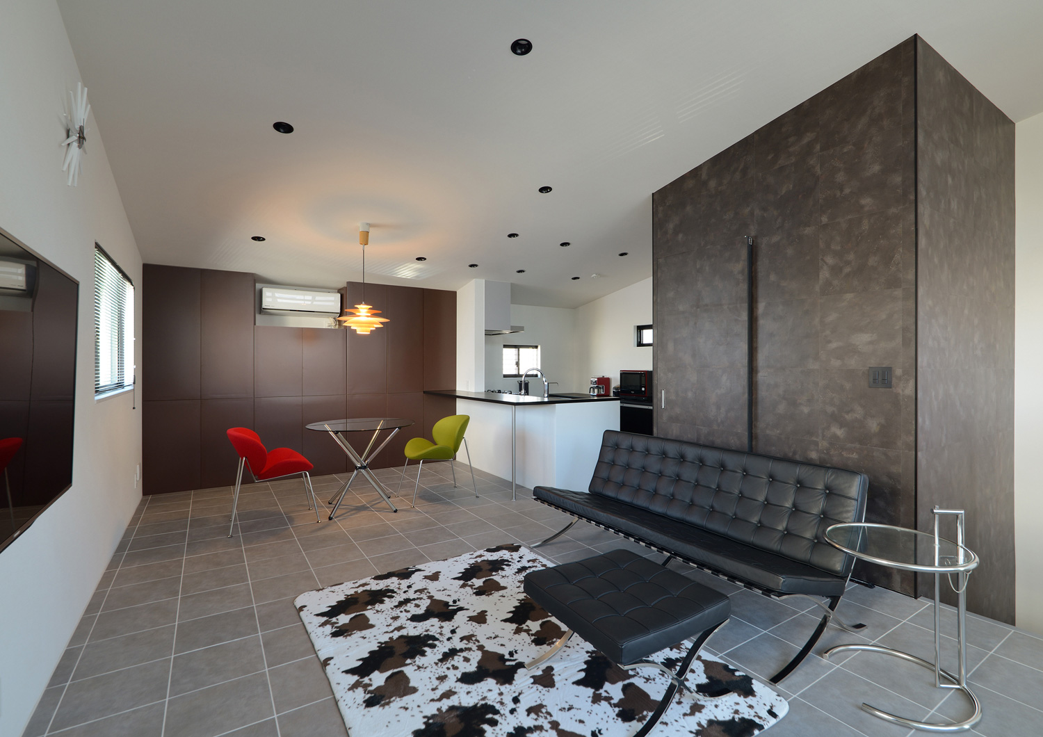 グレーのタイルでスタイリッシュなインテリアがあるホテルライクなLDK・デザイン住宅 注文住宅・デザイン住宅建築実例_『CASE467 color cube』_LDK