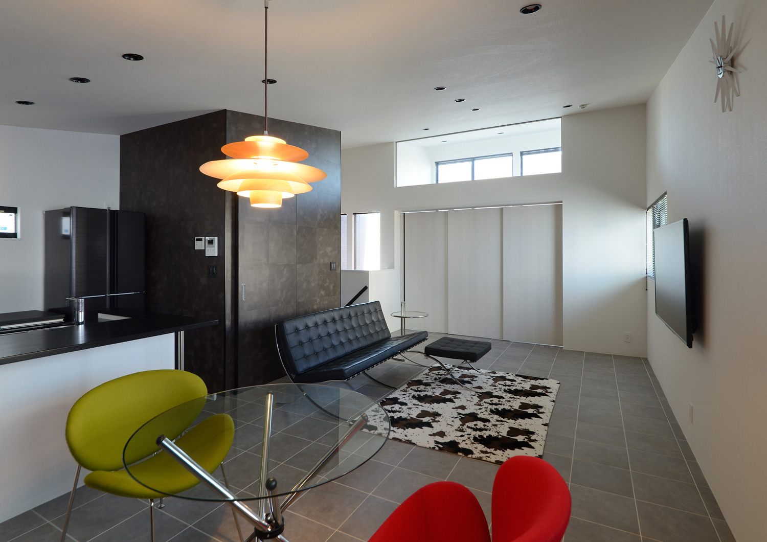 引き戸で空間を仕切ることが出来るスタイリッシュなLDK・デザイン住宅 注文住宅・デザイン住宅建築実例_『CASE467 color cube』_LDK