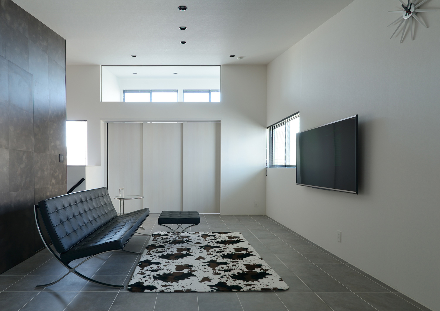 床がグレーのタイルになったモノトーンのLDK・デザイン住宅 注文住宅・デザイン住宅建築実例_『CASE467 color cube』_LDK