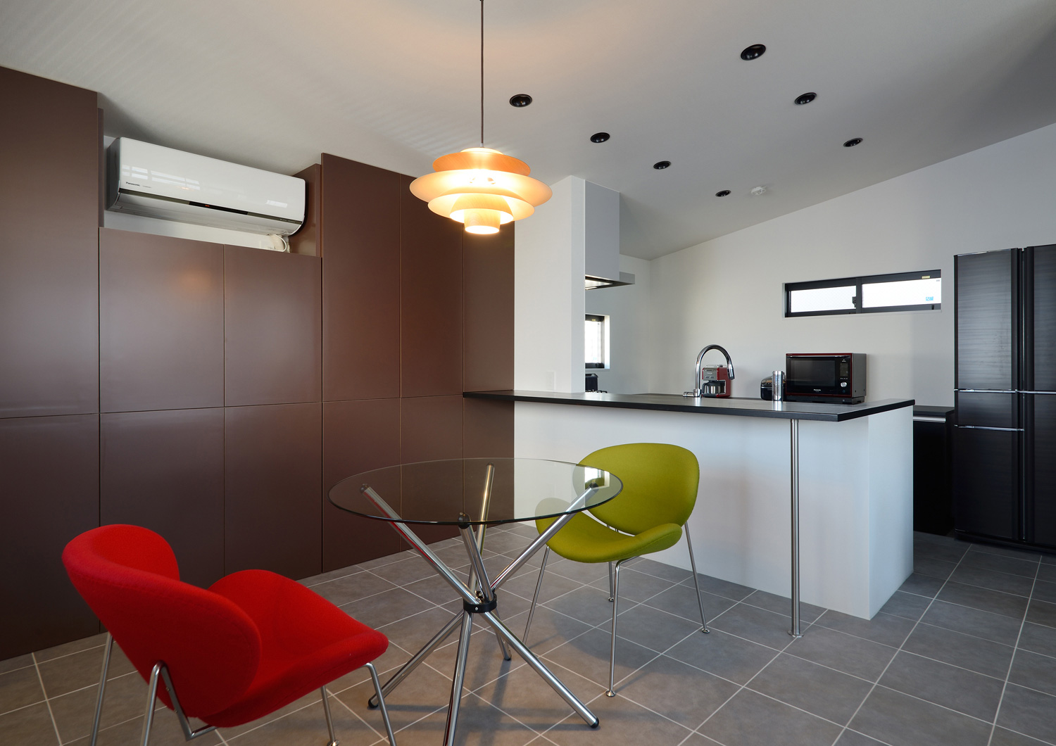 ガラスの丸いダイニングテーブルをおいたグレーの外壁のLDK・デザイン住宅 注文住宅・デザイン住宅建築実例_『CASE467 color cube』_LDK