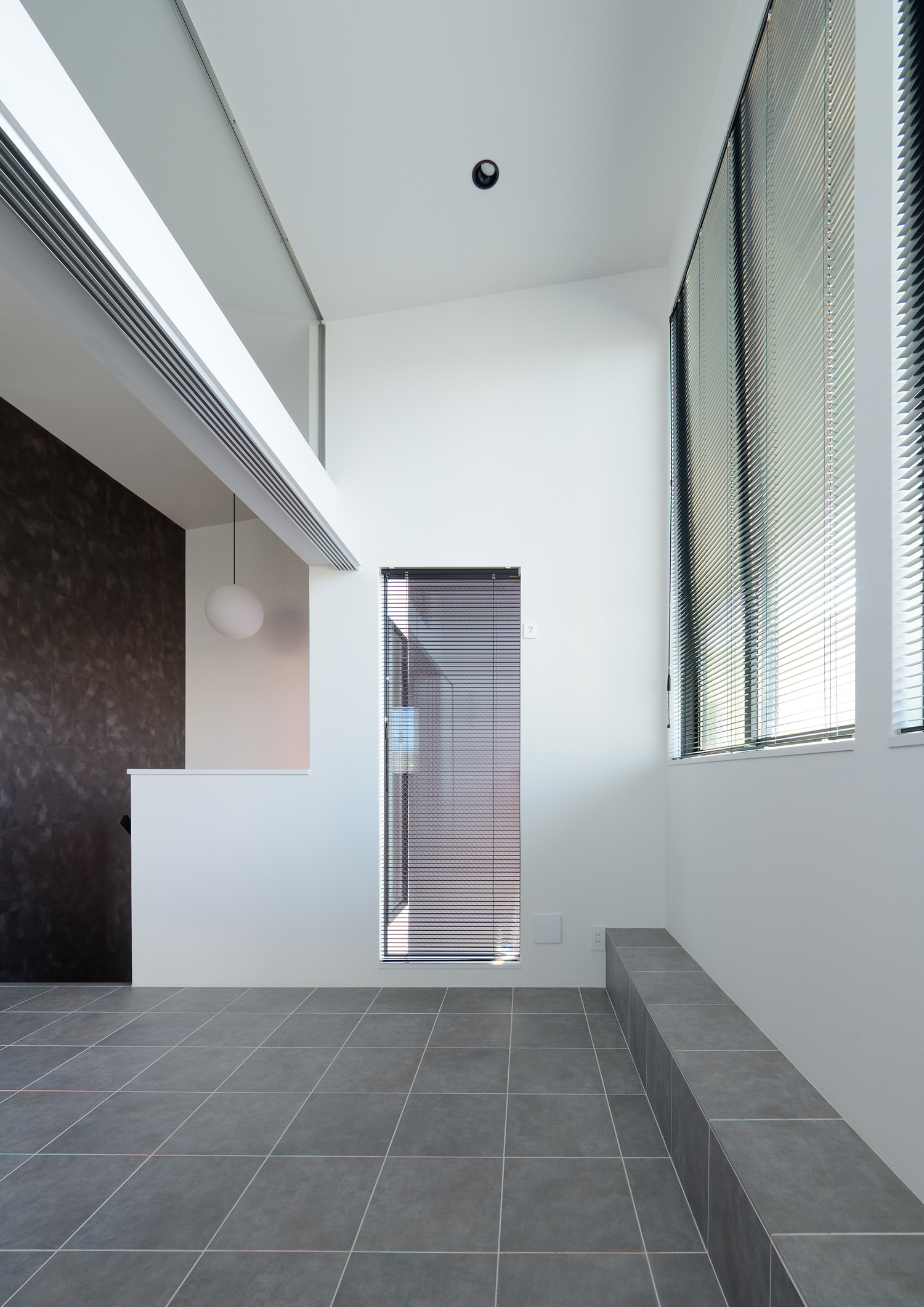 ブラインド付きの窓があるグレーのタイル床のLDK・デザイン住宅 注文住宅・デザイン住宅建築実例_『CASE467 color cube』_LDK