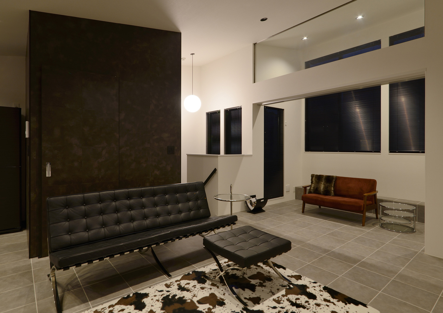 ダウンライトや丸いペンダントライトに照らされたホテルライクなLDK・デザイン住宅 注文住宅・デザイン住宅建築実例_『CASE467 color cube』_LDK