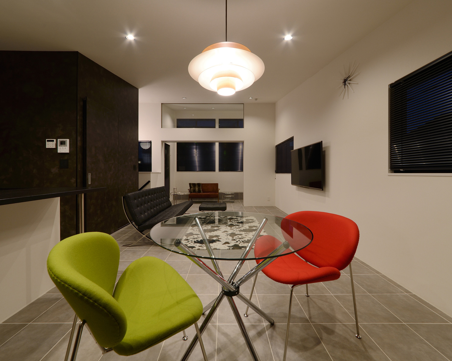 おしゃれなペンダントライトが取り付けられたカラフルな椅子のあるLDK・デザイン住宅 注文住宅・デザイン住宅建築実例_『CASE467 color cube』_LDK