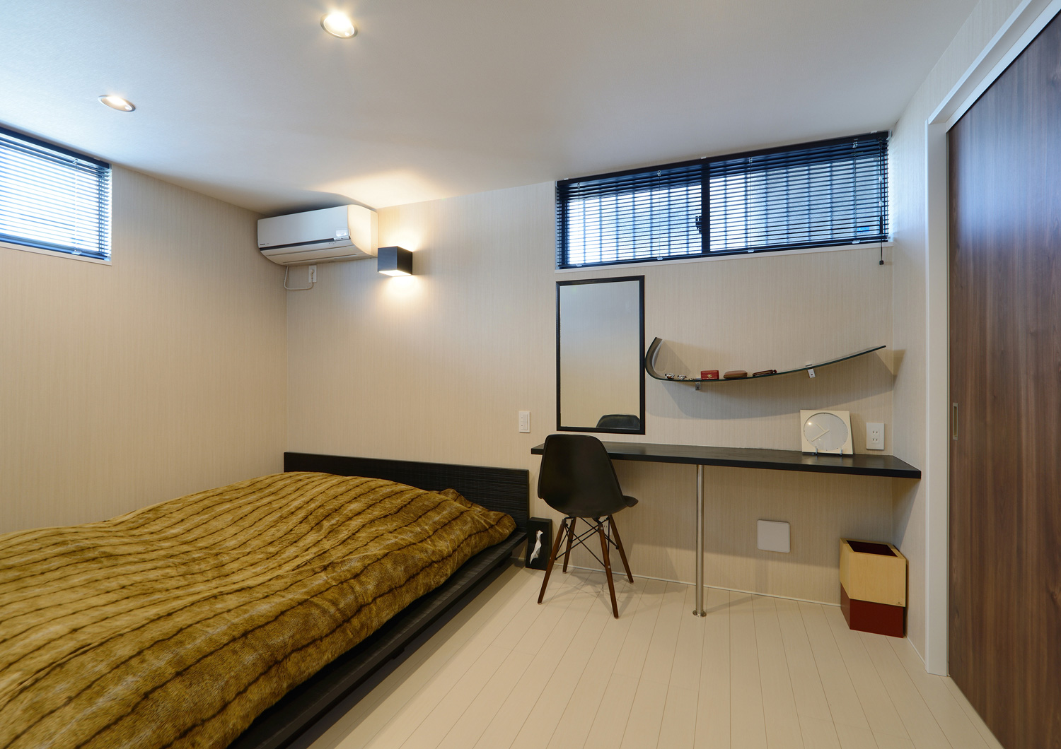 スリット窓が取り付けられた壁付けデスクのあるLDK・デザイン住宅 注文住宅・デザイン住宅建築実例_『CASE467 color cube』_寝室