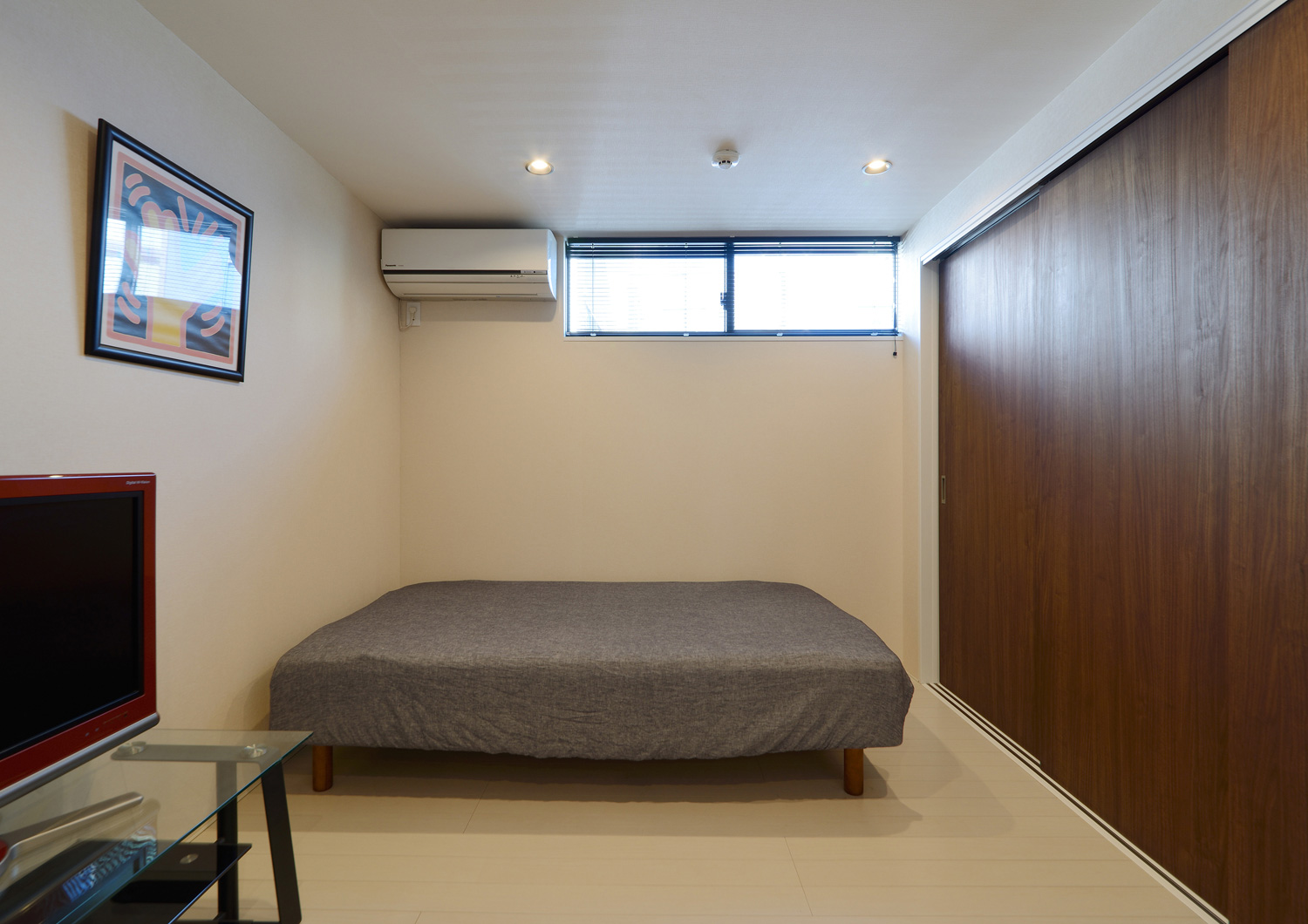 木の扉付きのクローゼットがある寝室・デザイン住宅 注文住宅・デザイン住宅建築実例_『CASE467 color cube』_寝室