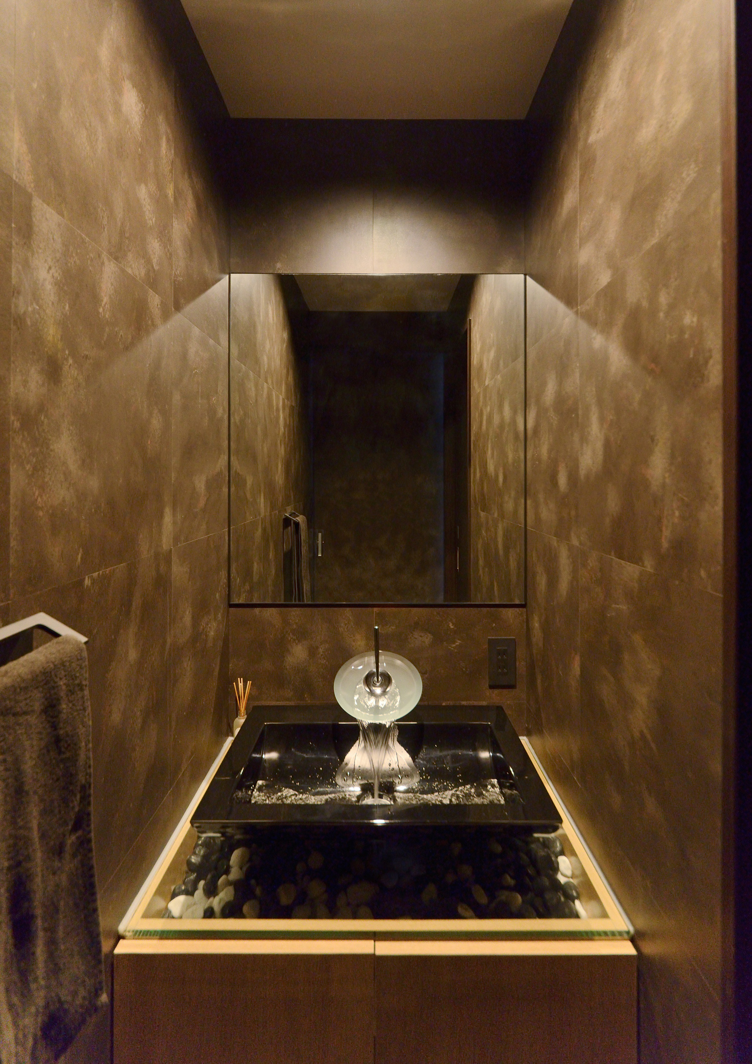 鏡の上に間接照明を取り付けたおしゃれな洗面ボウルのある手洗いカウンター・デザイン住宅 注文住宅・デザイン住宅建築実例_『CASE467 color cube』_浴室・洗面所