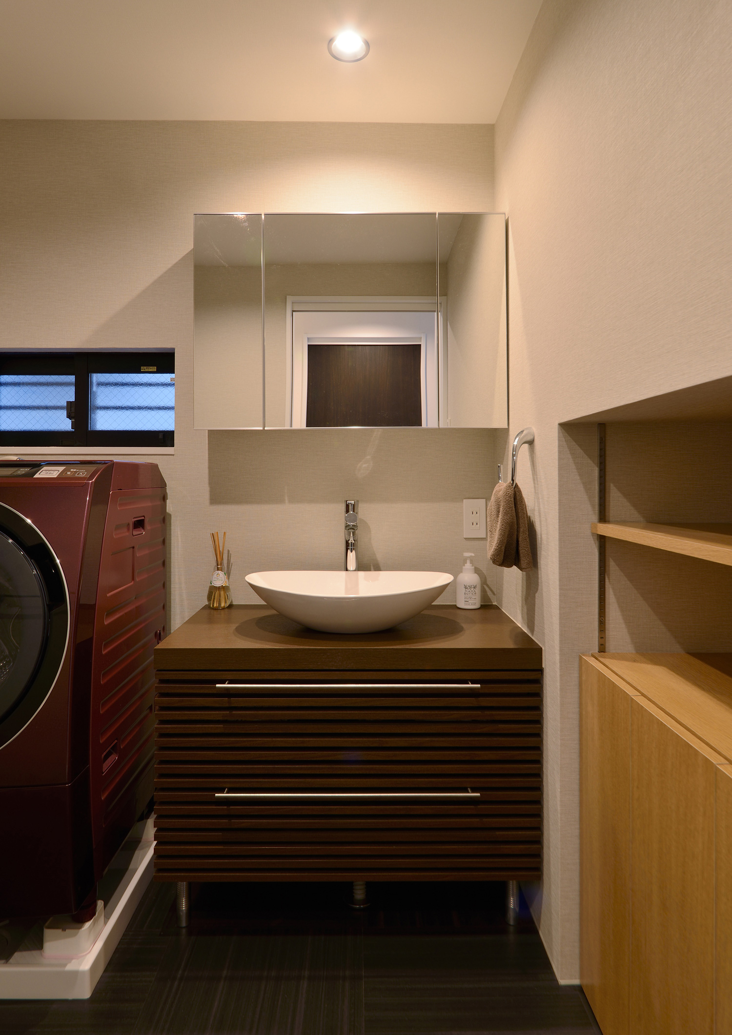 ミラーキャビネットがある丸い洗面ボウルのシンプルな洗面所・デザイン住宅 注文住宅・デザイン住宅建築実例_『CASE467 color cube』_浴室・洗面所