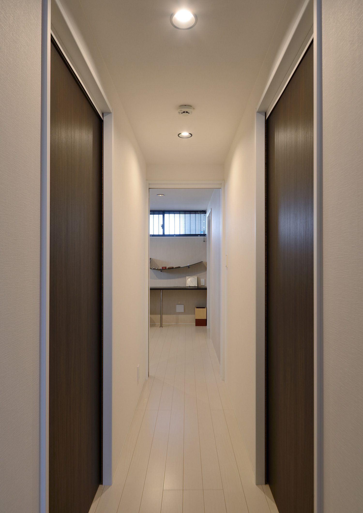 白い壁で木目の扉が取り付けられている廊下・デザイン住宅 注文住宅・デザイン住宅建築実例_『CASE467 color cube』_廊下