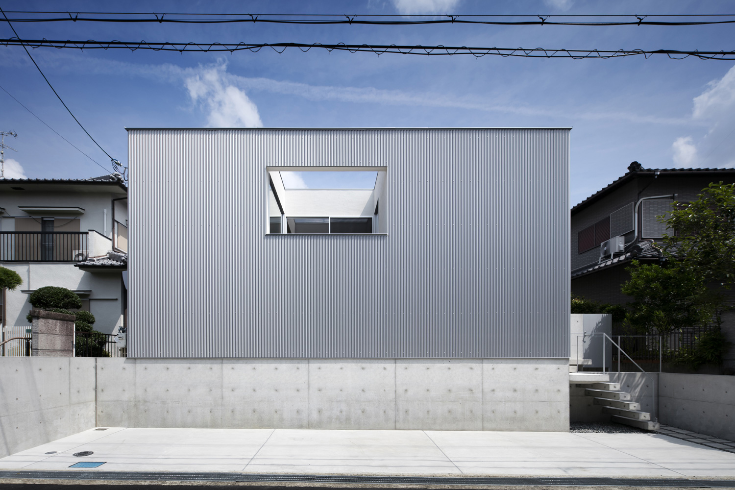プライバシーを確保した1.5階建ての家