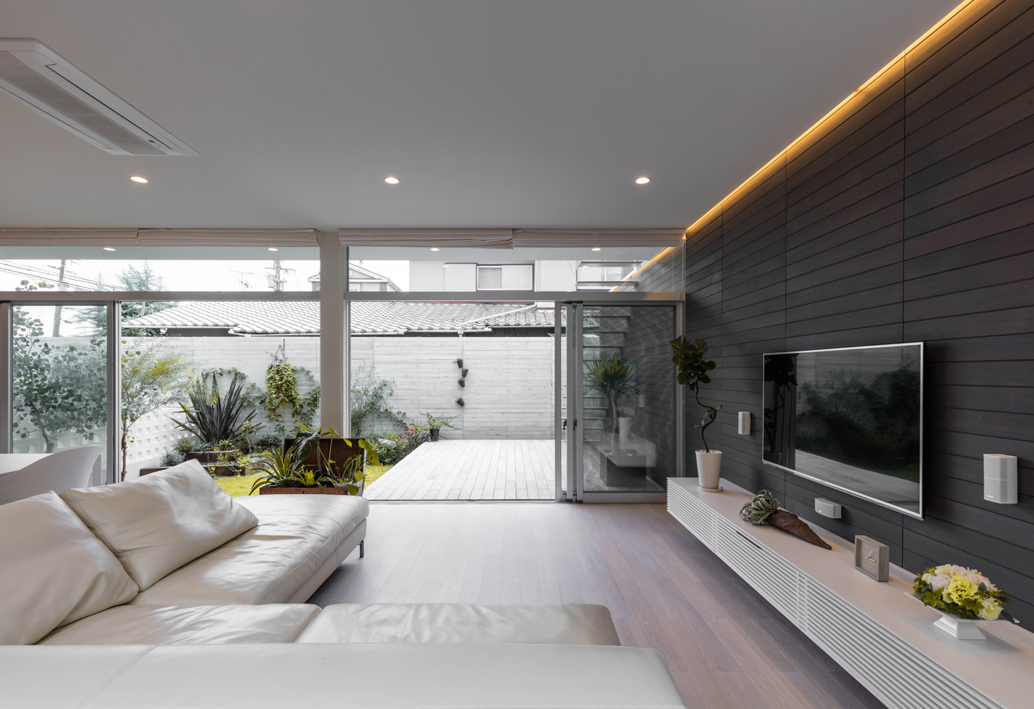 ウッドデッキがあることで空間に広がりを感じさせるリビング