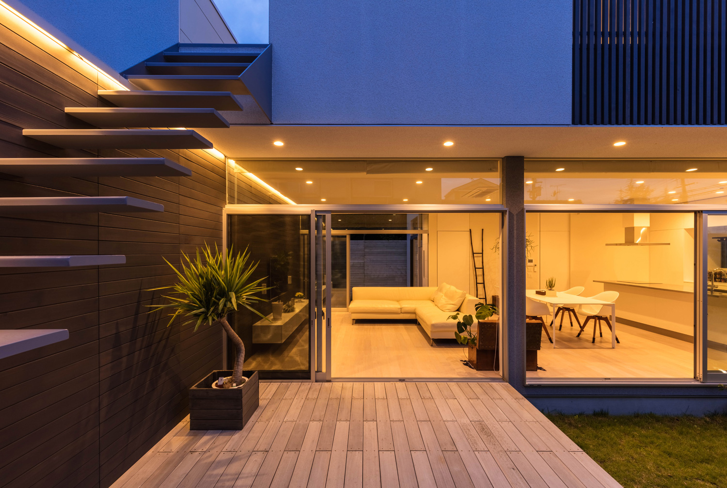 天井の間接照明がリゾート感を演出するウッドデッキ