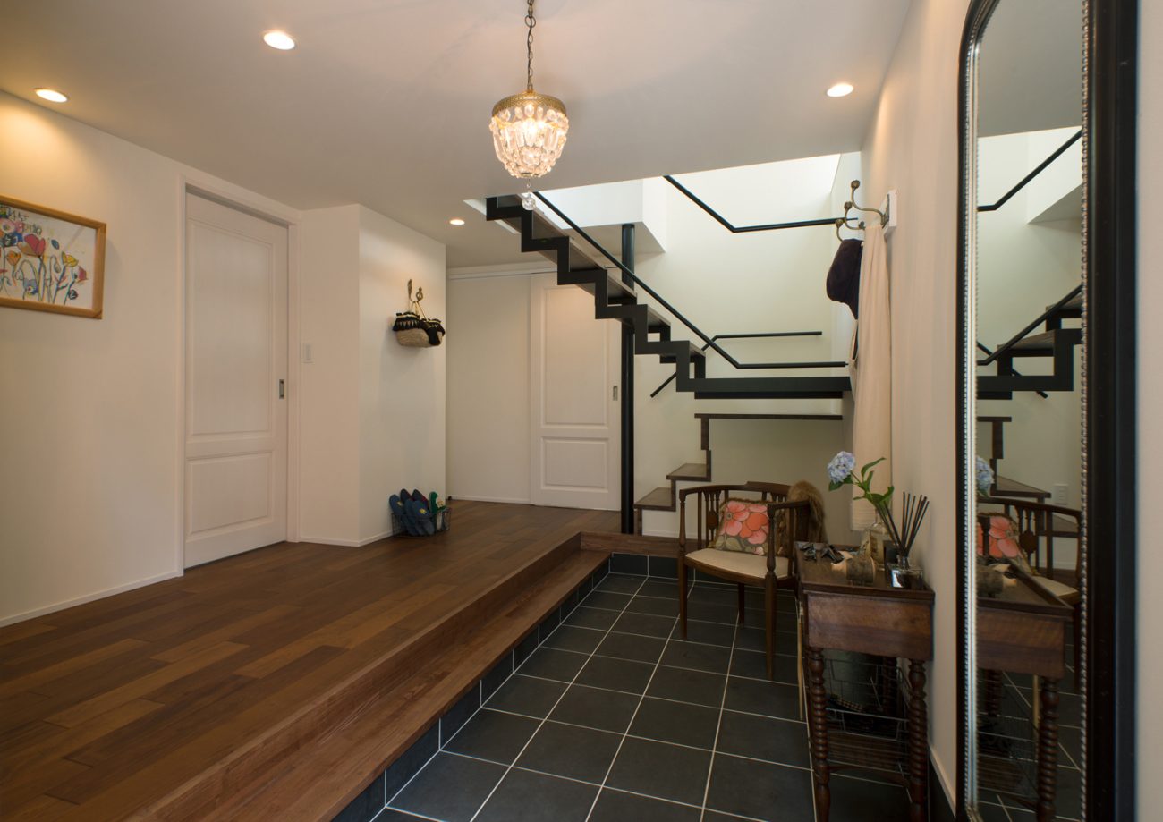 黒いタイル床でアンティーク調の家具が置かれた海外風の玄関・デザイン住宅 注文住宅・デザイン住宅建築実例_『CASE475 エクリュ』_玄関