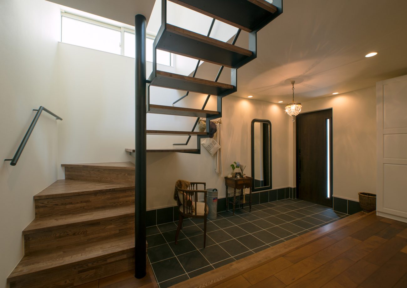 タイル床の階段を横切るスケルトン階段・デザイン住宅 注文住宅・デザイン住宅建築実例_『CASE475 エクリュ』_玄関