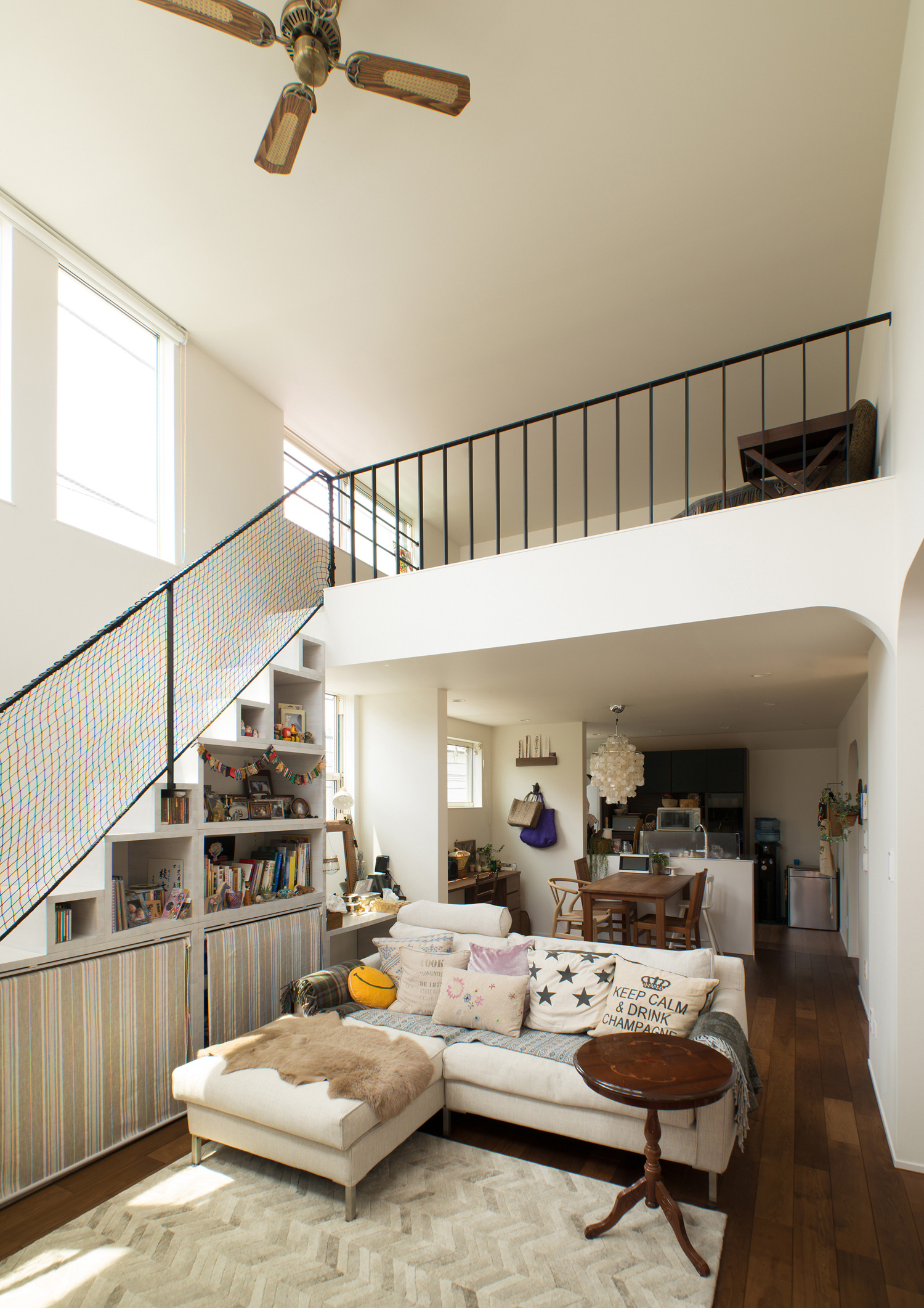 吹き抜けやリビングイン階段がある海外風のLDK・デザイン住宅 注文住宅・デザイン住宅建築実例_『CASE475 エクリュ』_LDK