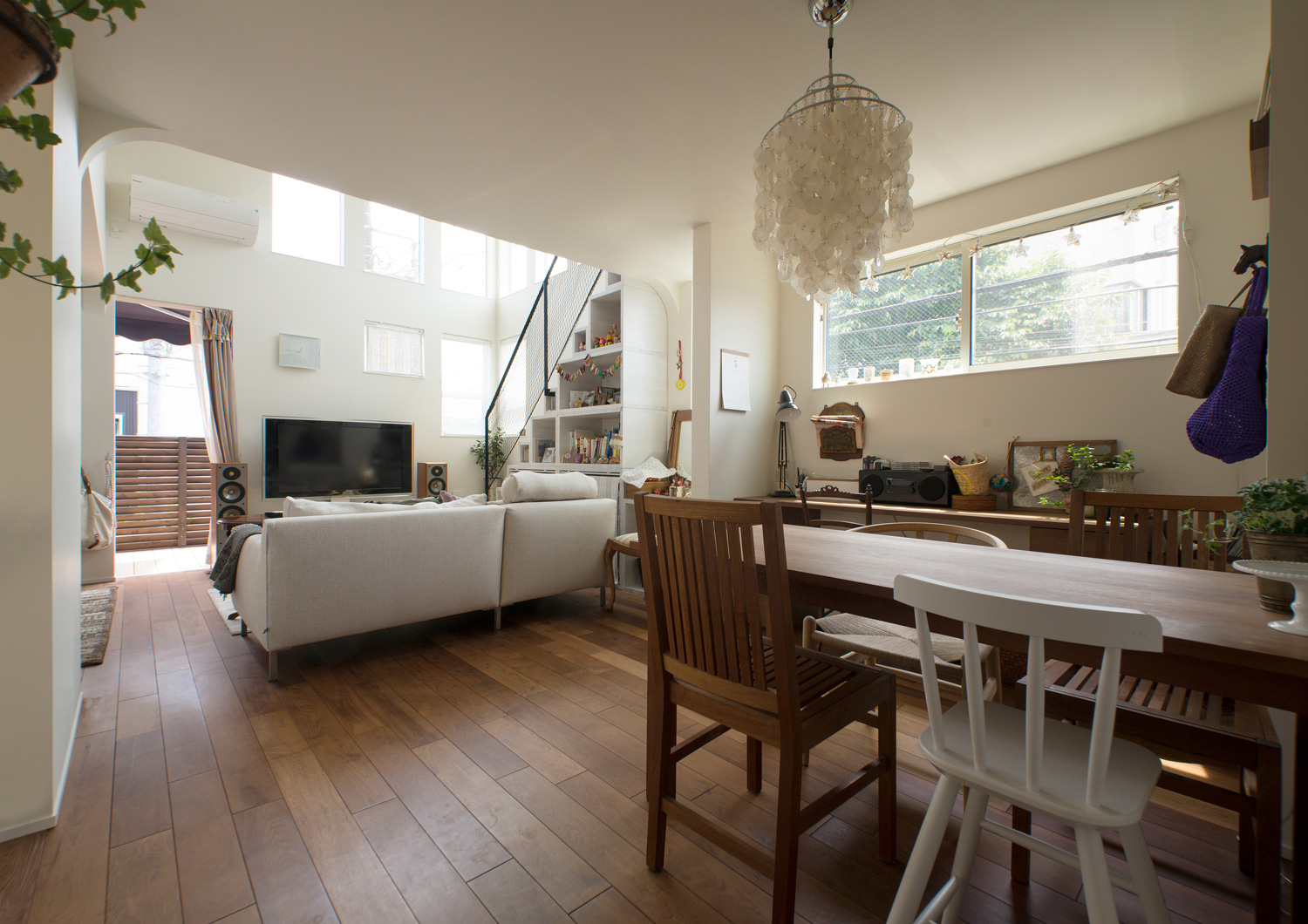 おしゃれなペンダントライトがある白い壁のLDK・デザイン住宅 注文住宅・デザイン住宅建築実例_『CASE475 エクリュ』_LDK