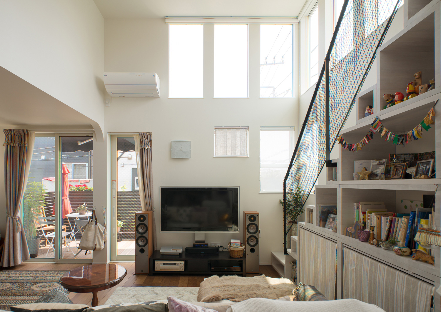 バルコニーに面した窓や吹き抜け部分に窓がある開放感のあるLDK・デザイン住宅 注文住宅・デザイン住宅建築実例_『CASE475 エクリュ』_LDK