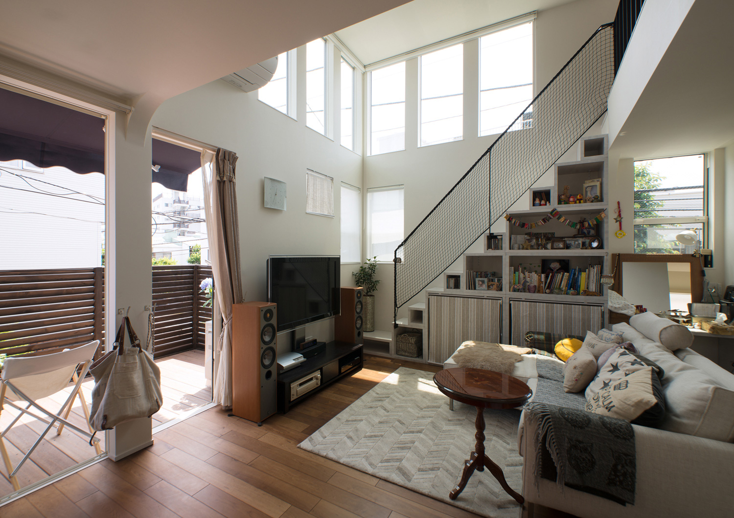 ウッドデッキのバルコニーとフラットに繋がる海外風のLDK・デザイン住宅 注文住宅・デザイン住宅建築実例_『CASE475 エクリュ』_LDK