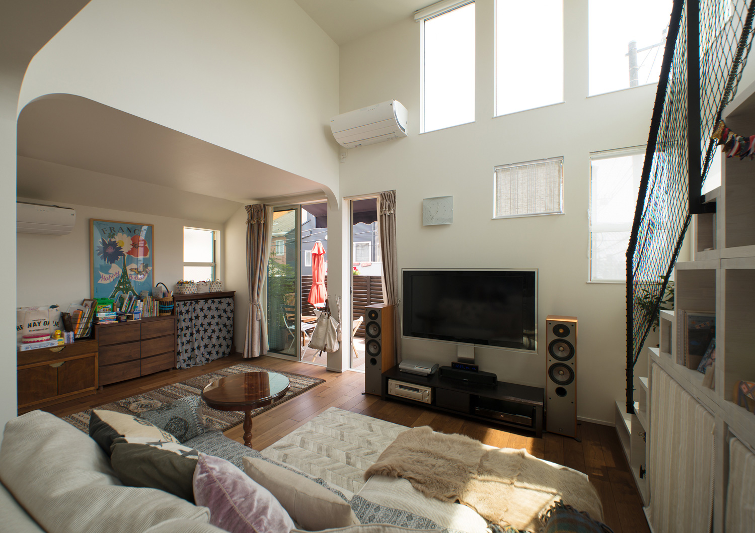 窓から自然光がある吹き抜けのLDK・デザイン住宅 注文住宅・デザイン住宅建築実例_『CASE475 エクリュ』_LDK