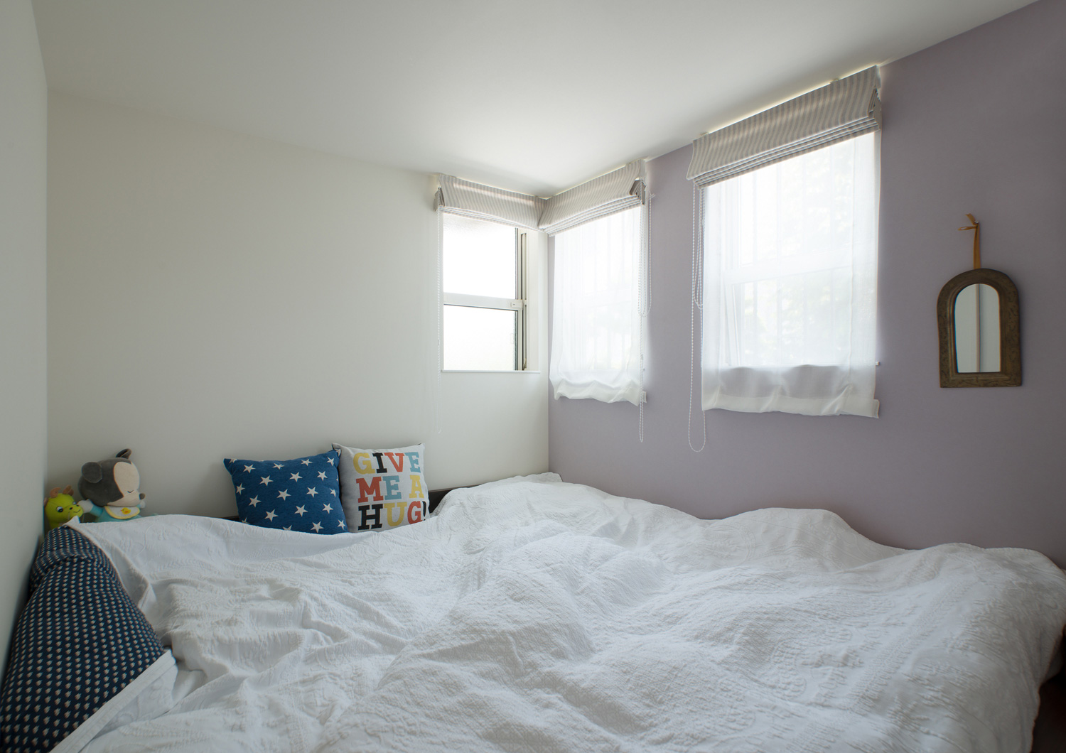 パステルカラーのアクセントクロスがある寝室・デザイン住宅 注文住宅・デザイン住宅建築実例_『CASE475 エクリュ』_寝室