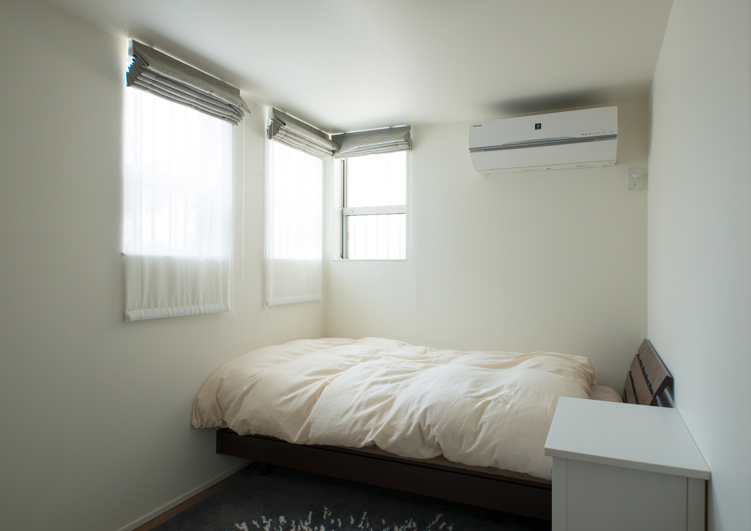 二方向に窓がある明るいシンプルな寝室・デザイン住宅 注文住宅・デザイン住宅建築実例_『CASE475 エクリュ』_寝室