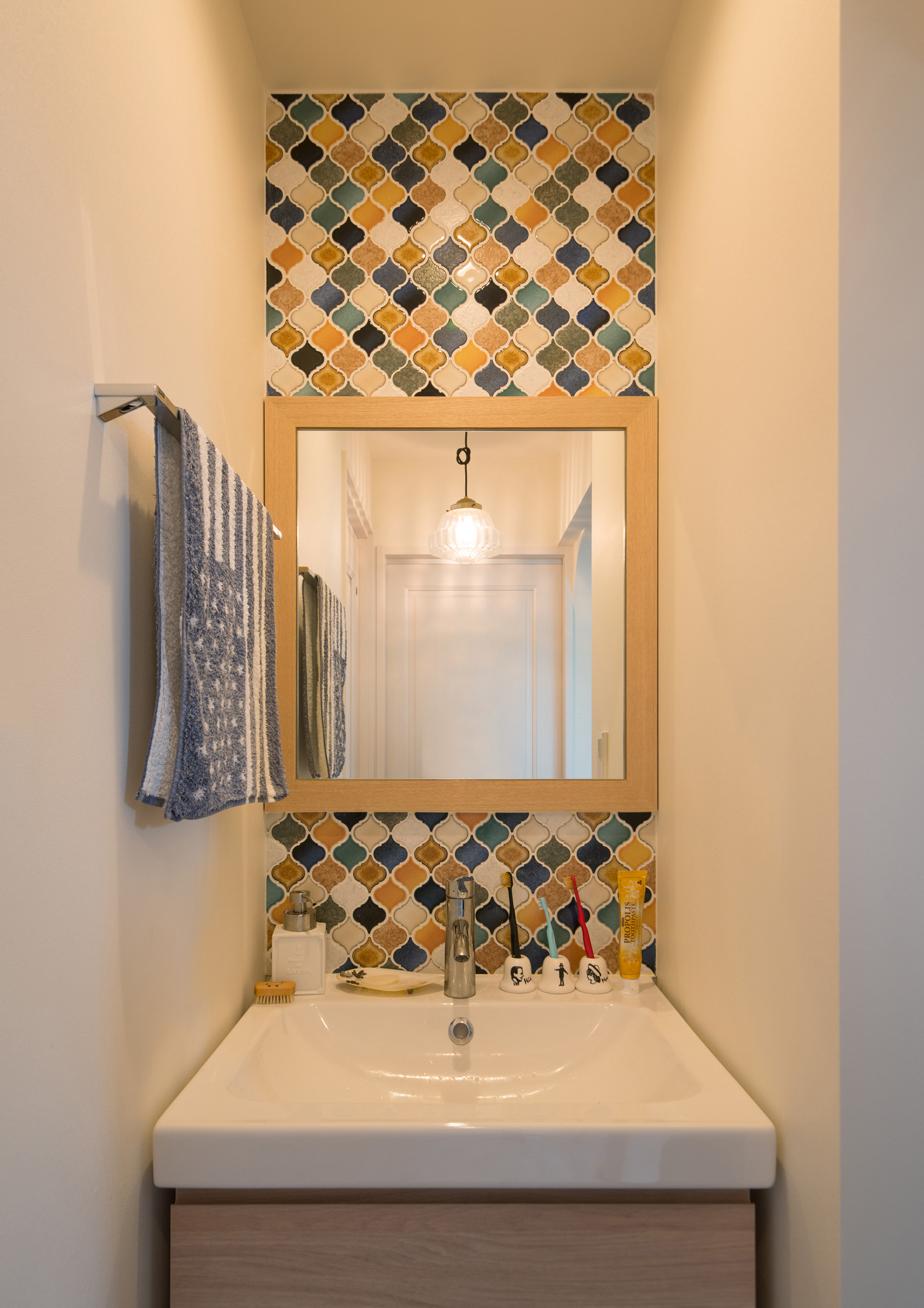 壁にカラフルなモザイクタイルがあるおしゃれな手洗いカウンター・デザイン住宅 注文住宅・デザイン住宅建築実例_『CASE475 エクリュ』_浴室・洗面所