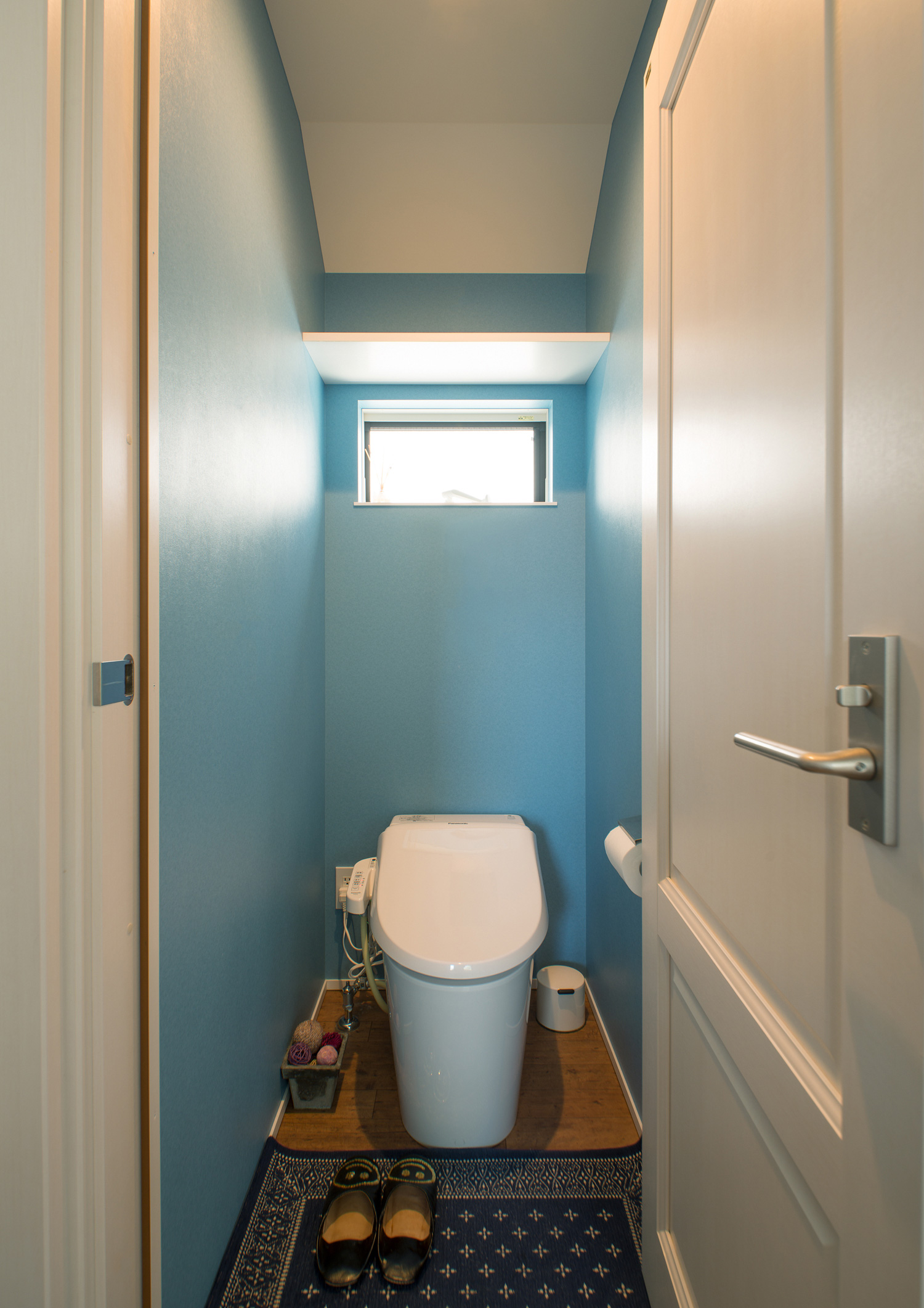 青いアクセントクロスがあるシンプルでおしゃれなトイレ・デザイン住宅 注文住宅・デザイン住宅建築実例_『CASE475 エクリュ』_トイレ