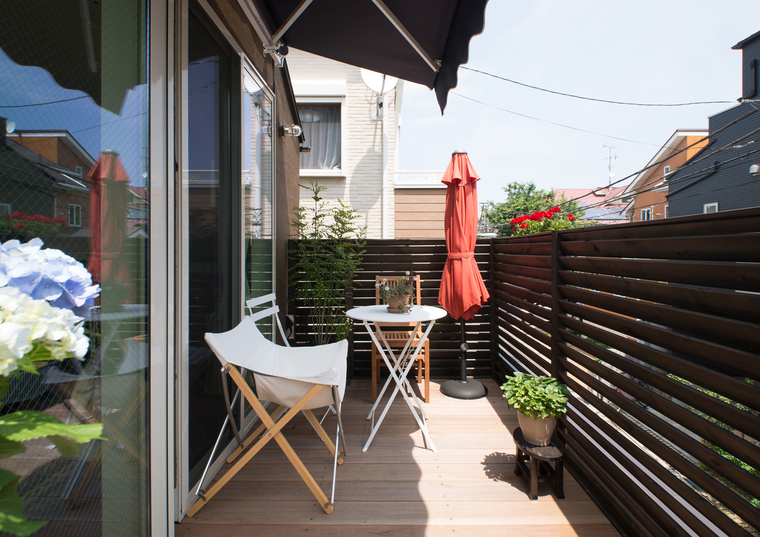 木のルーバーが目隠しになった、カフェ風のウッドデッキのバルコニー・デザイン住宅 注文住宅・デザイン住宅建築実例_『CASE475 エクリュ』_テラス・バルコニー