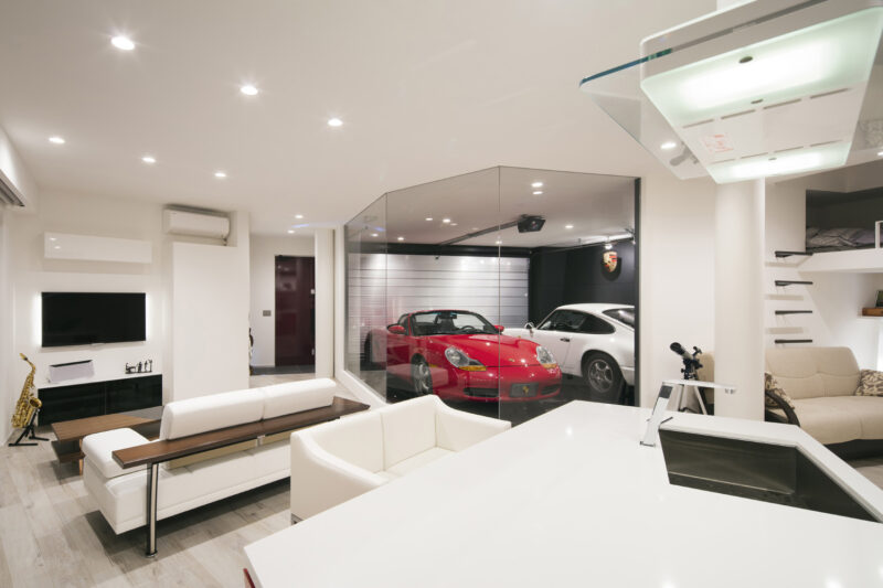 リビングから真っ赤な愛車を眺められるガレージハウス