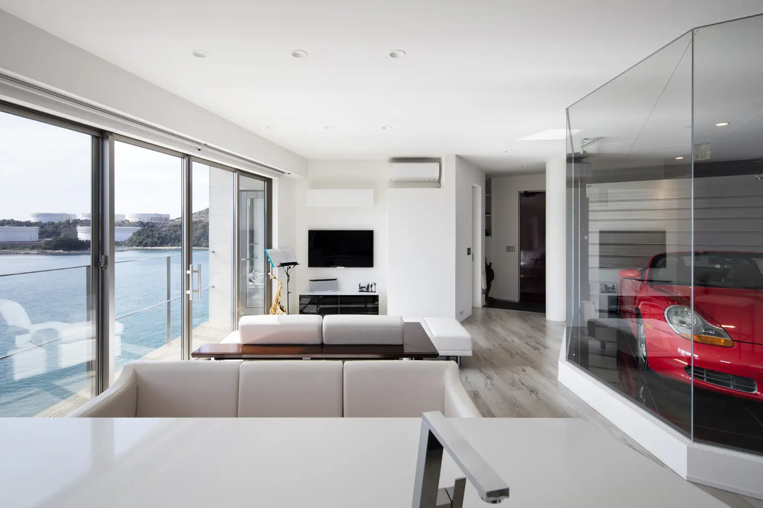 海と愛車を同時に眺められる贅沢なLDK