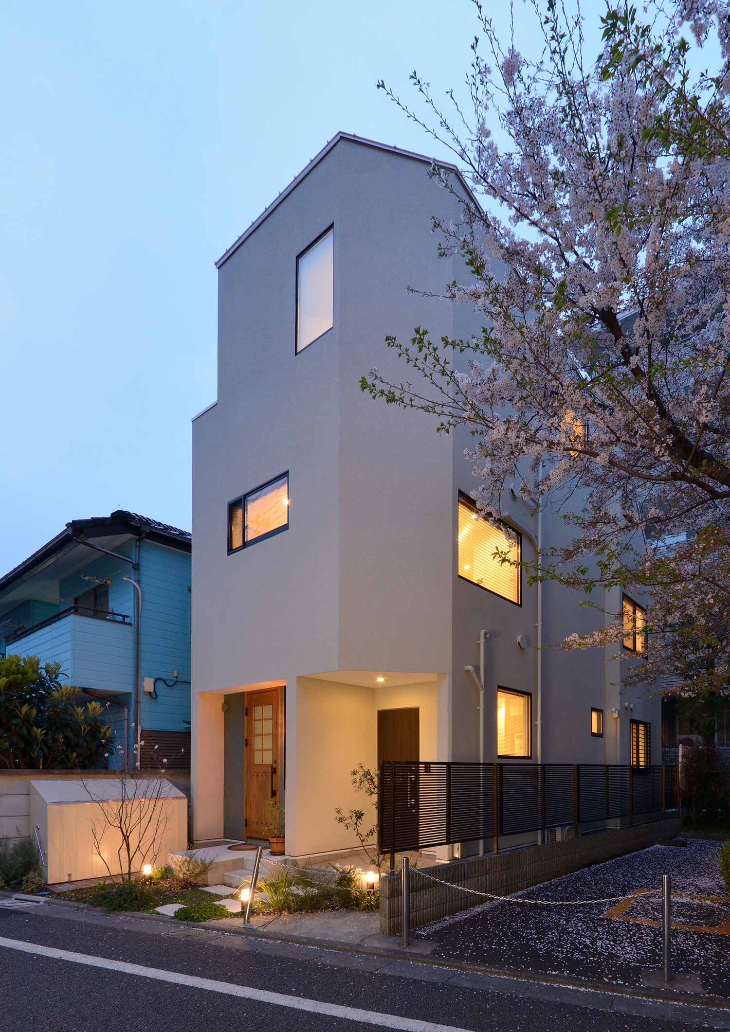 白い外壁の三階建て住宅・デザイン住宅 注文住宅・デザイン住宅建築実例_『CASE461 眺める家』_外観