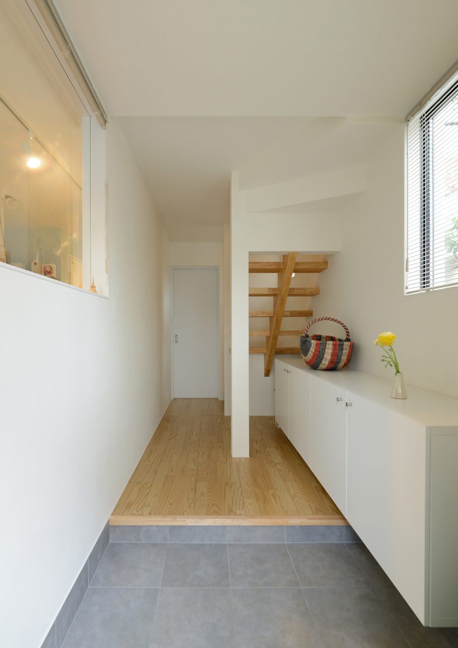 白いシューズボックスがある室内窓付きのモルタル玄関・デザイン住宅 注文住宅・デザイン住宅建築実例_『CASE461 眺める家』_玄関