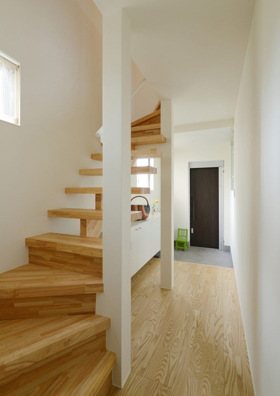 玄関の奥にある木製のスケルトン階段・デザイン住宅 注文住宅・デザイン住宅建築実例_『CASE461 眺める家』_玄関