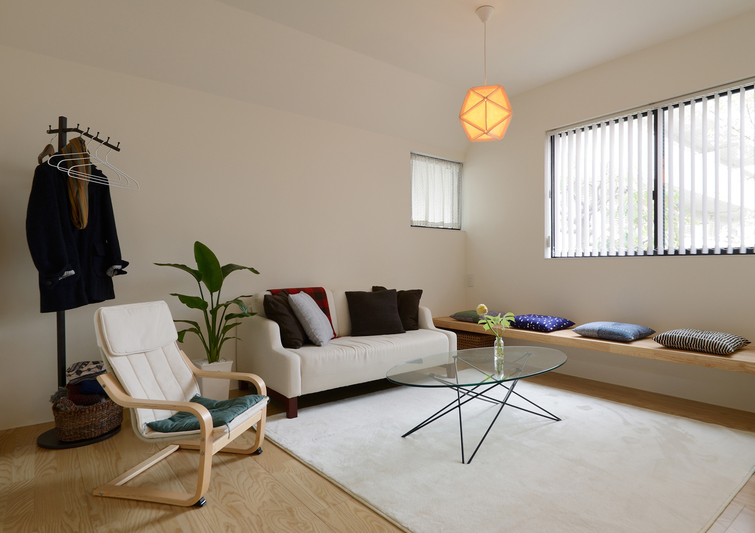 造作ベンチがあるシンプルでナチュラルなLDK・デザイン住宅 注文住宅・デザイン住宅建築実例_『CASE461 眺める家』_LDK