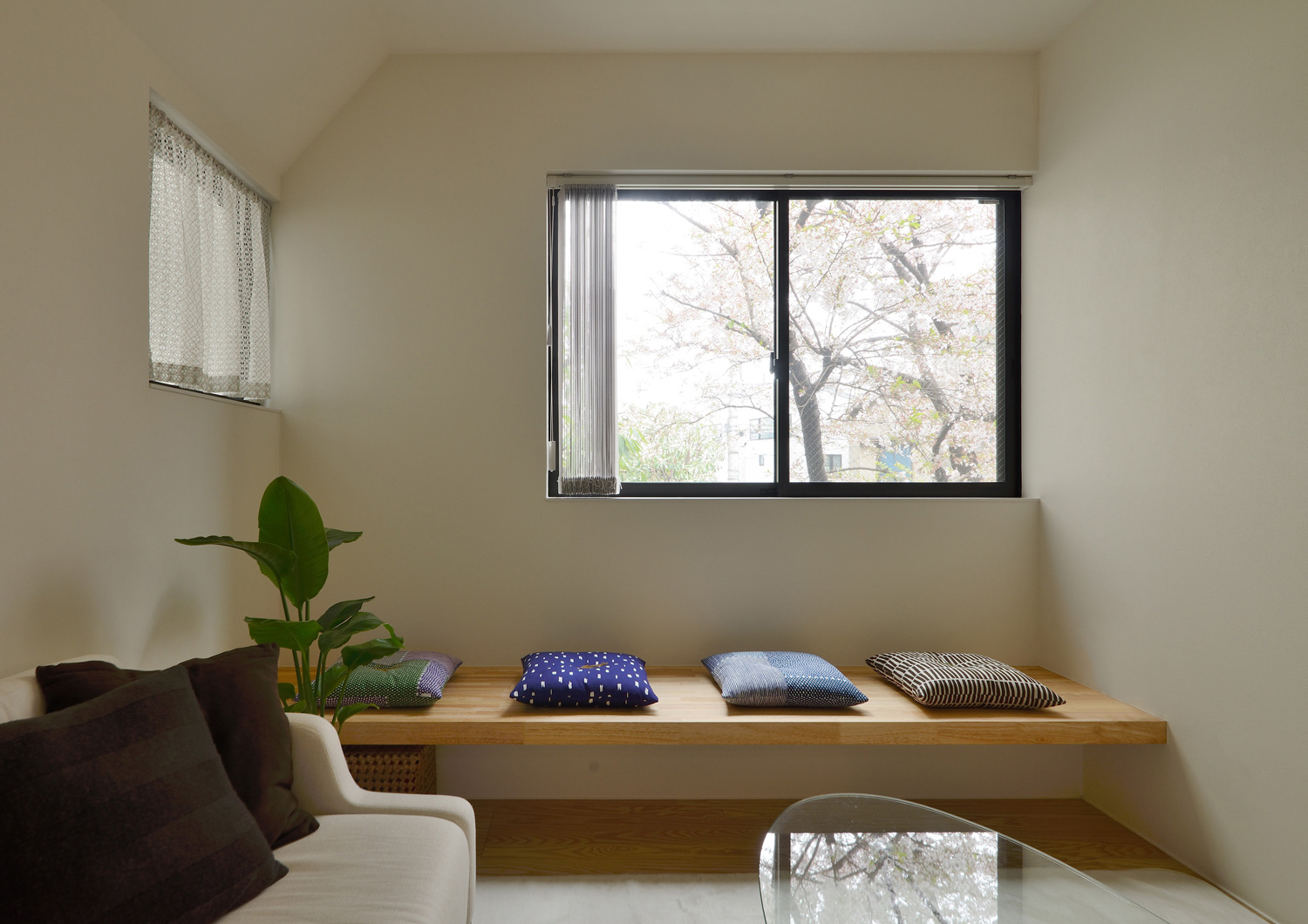 窓から桜が見える造作ベンチがあるLDK・デザイン住宅 注文住宅・デザイン住宅建築実例_『CASE461 眺める家』_LDK