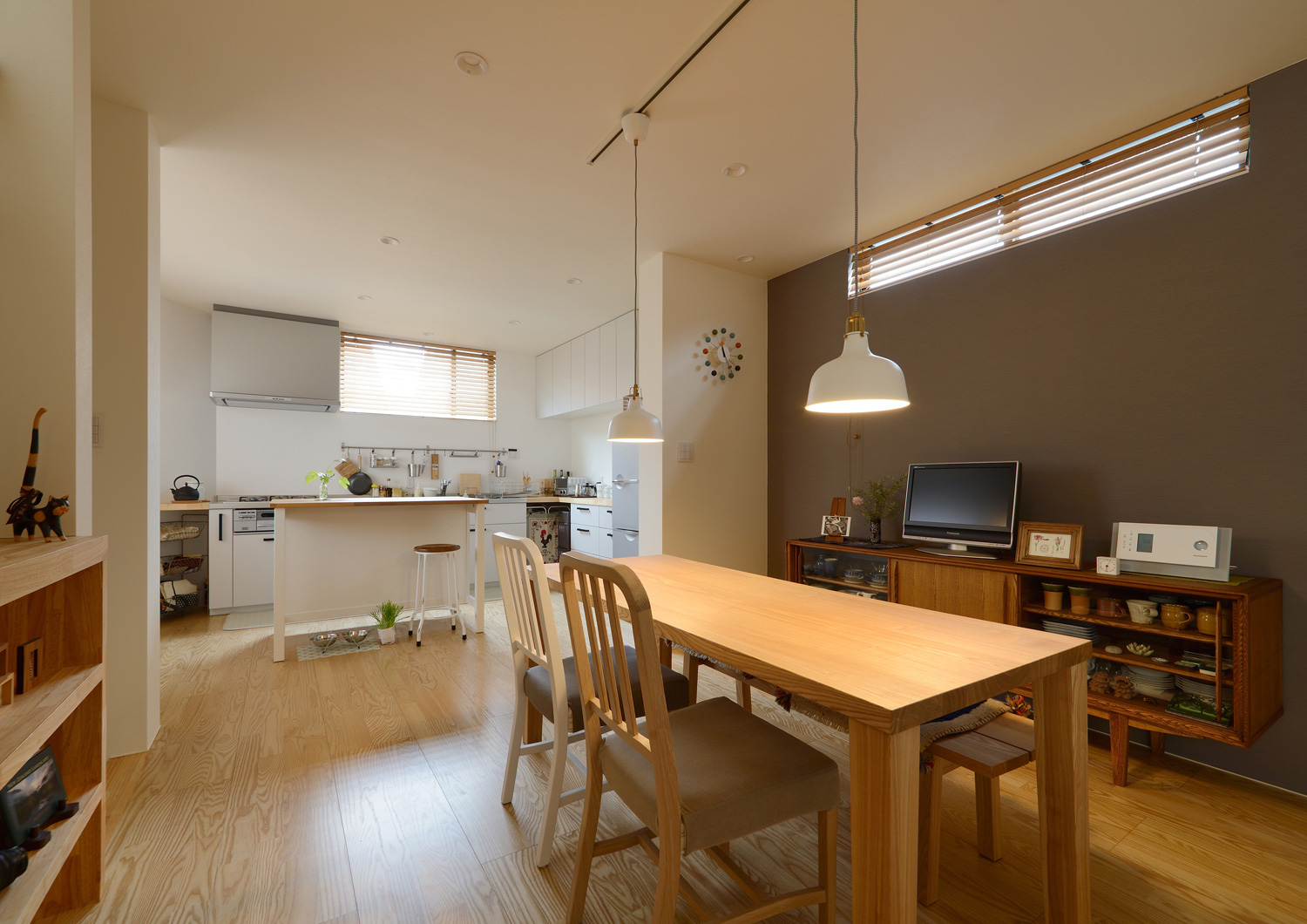 ブラウンのアクセントクロスがある北欧風のLDK・デザイン住宅 注文住宅・デザイン住宅建築実例_『CASE461 眺める家』_LDK