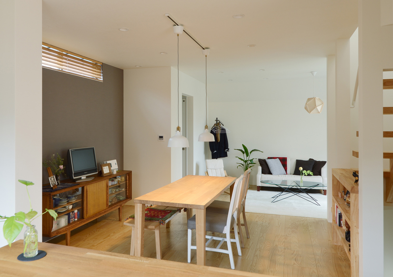 ダイニングテーブルにペンダントライトを取り付けたシンプルでおしゃれなLDK・デザイン住宅 注文住宅・デザイン住宅建築実例_『CASE461 眺める家』_LDK