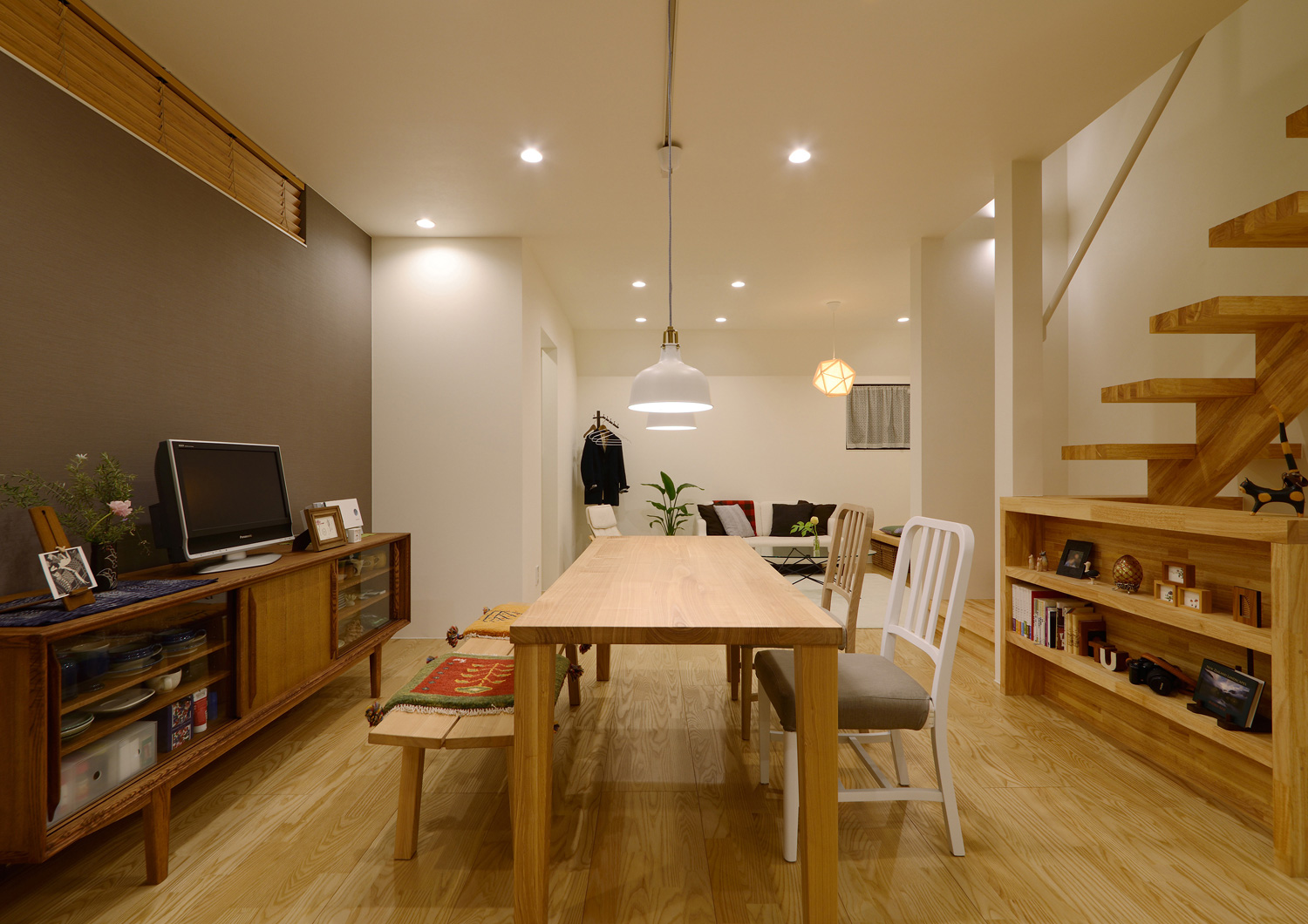 ペンダントライトやダウンライトに照らされた温かみのあるLDK・デザイン住宅 注文住宅・デザイン住宅建築実例_『CASE461 眺める家』_LDK