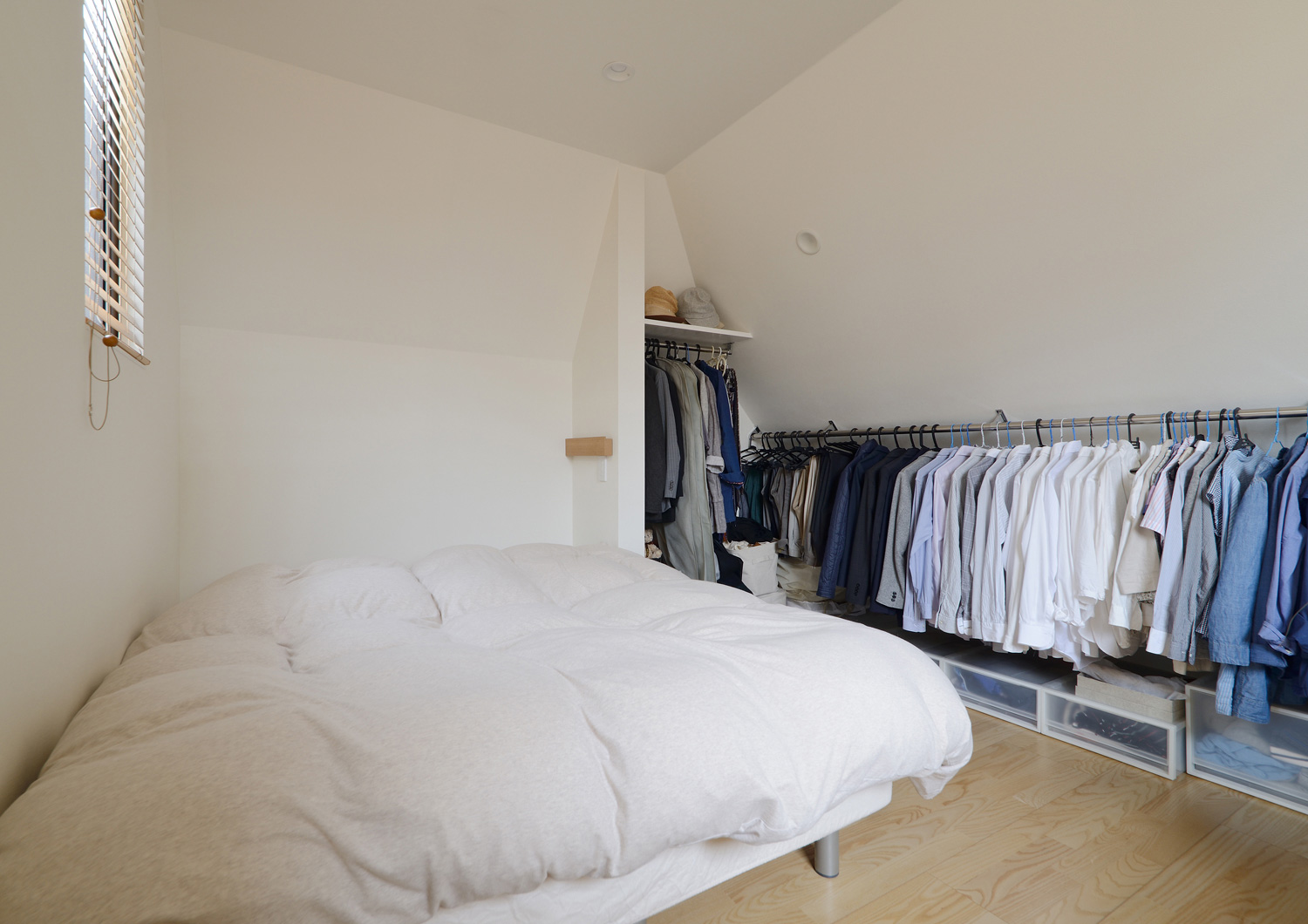 壁にハンガーラックを取り付けたシンプルな寝室・デザイン住宅 注文住宅・デザイン住宅建築実例_『CASE461 眺める家』_寝室