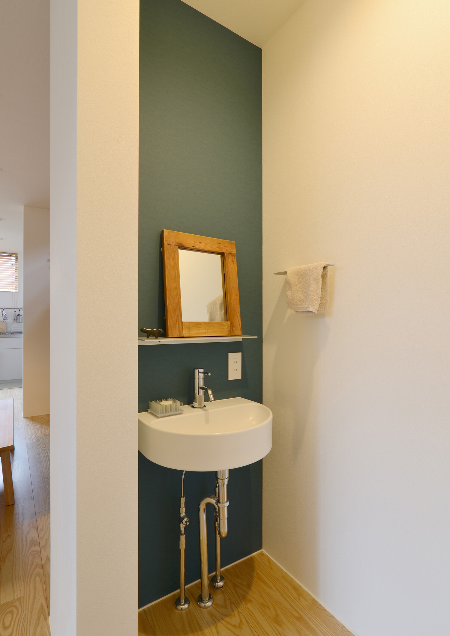 緑色のアクセントクロスに洗面ボウルを取り付けた廊下にある手洗いカウンター・デザイン住宅 注文住宅・デザイン住宅建築実例_『CASE461 眺める家』_浴室・洗面所