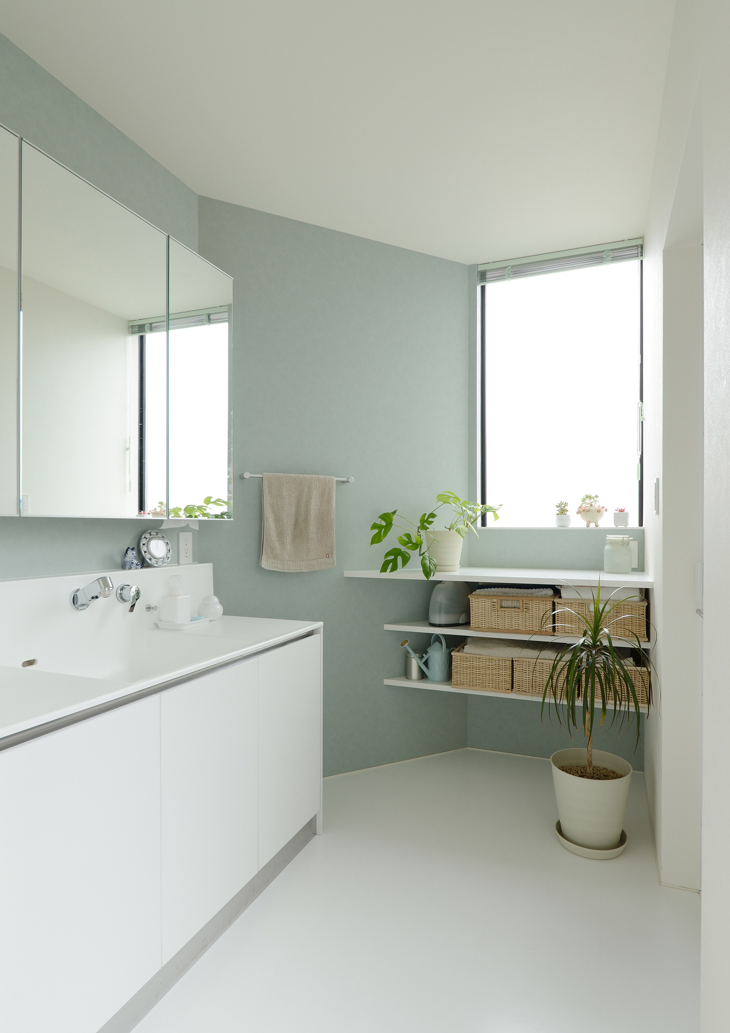 大きな窓から光が入る明るくおしゃれな洗面所・デザイン住宅 注文住宅・デザイン住宅建築実例_『CASE461 眺める家』_浴室・洗面所