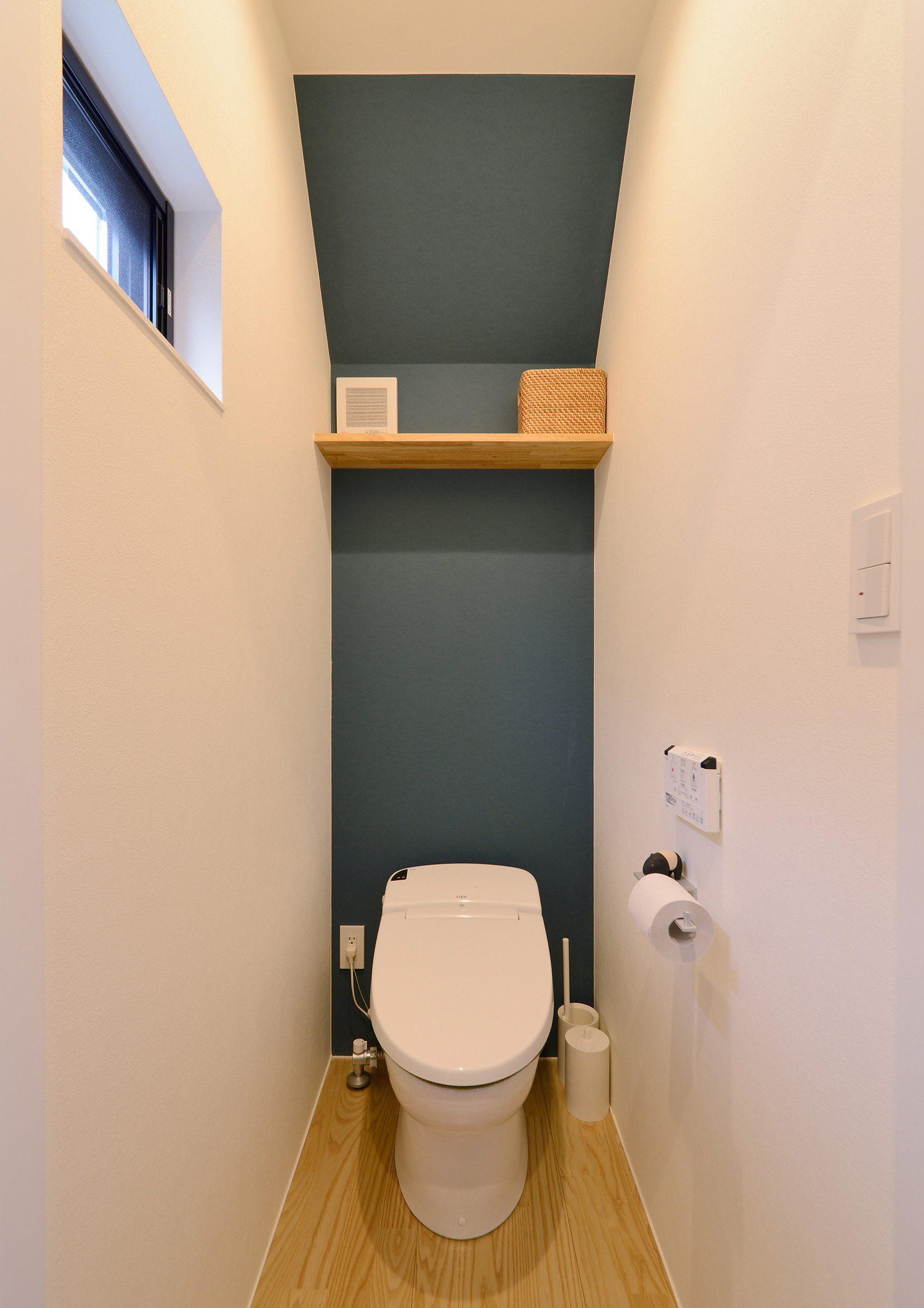 アクセントクロスがあるシンプルでおしゃれなトイレ・デザイン住宅 注文住宅・デザイン住宅建築実例_『CASE461 眺める家』_トイレ