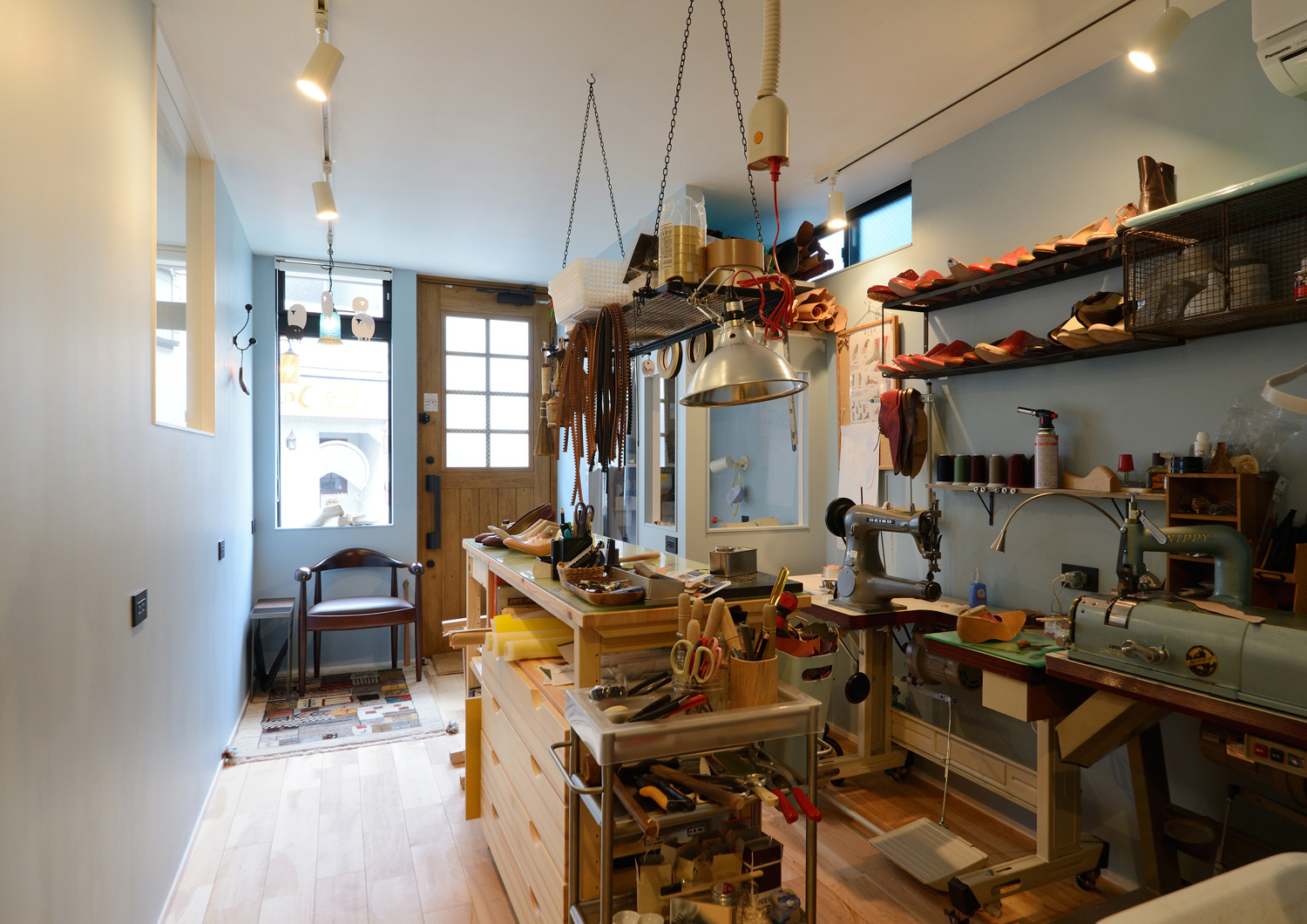 水色のクロスでアンティーク調のインテリアのある工房・デザイン住宅 注文住宅・デザイン住宅建築実例_『CASE461 眺める家』_店舗