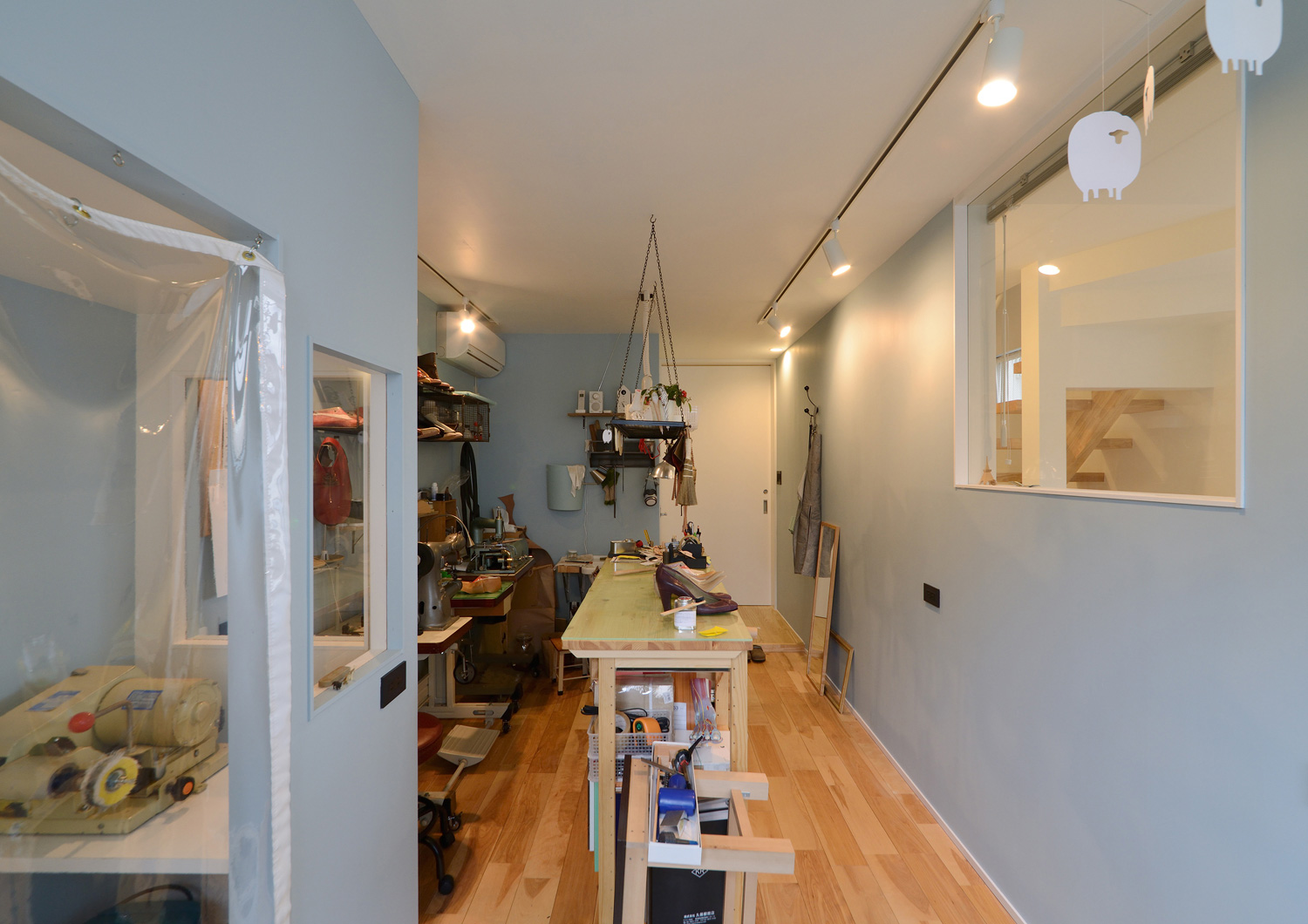 水色のクロスで、室内窓がある作業部屋・デザイン住宅 注文住宅・デザイン住宅建築実例_『CASE461 眺める家』_店舗